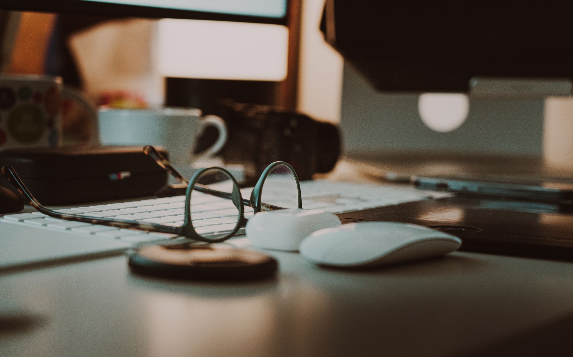 warm home studio desk (Photo: Jakub Zerdzicki / Pexels)