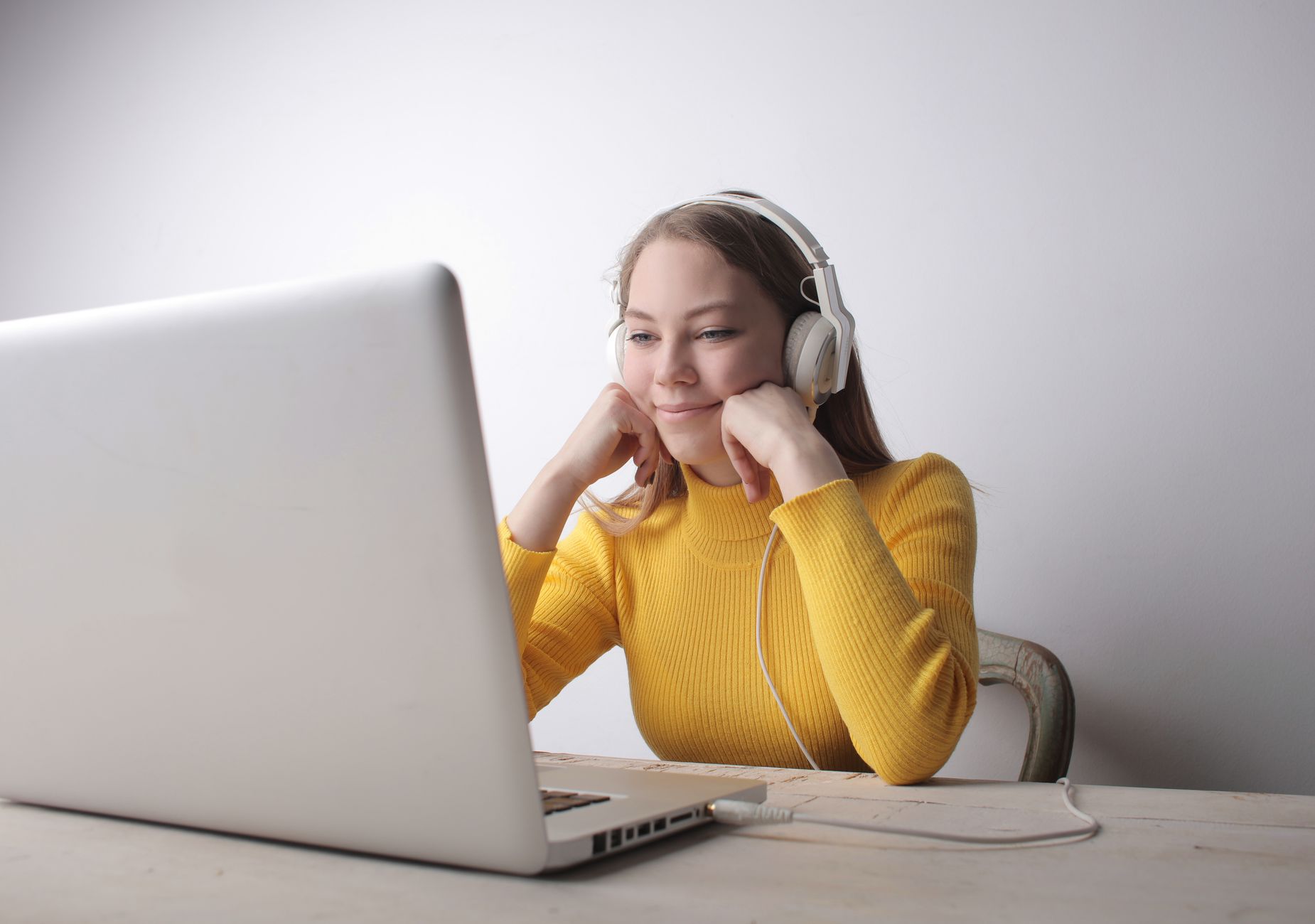 streaming platform laptop music (Photo: Andrea Piacquadio / Pexels)