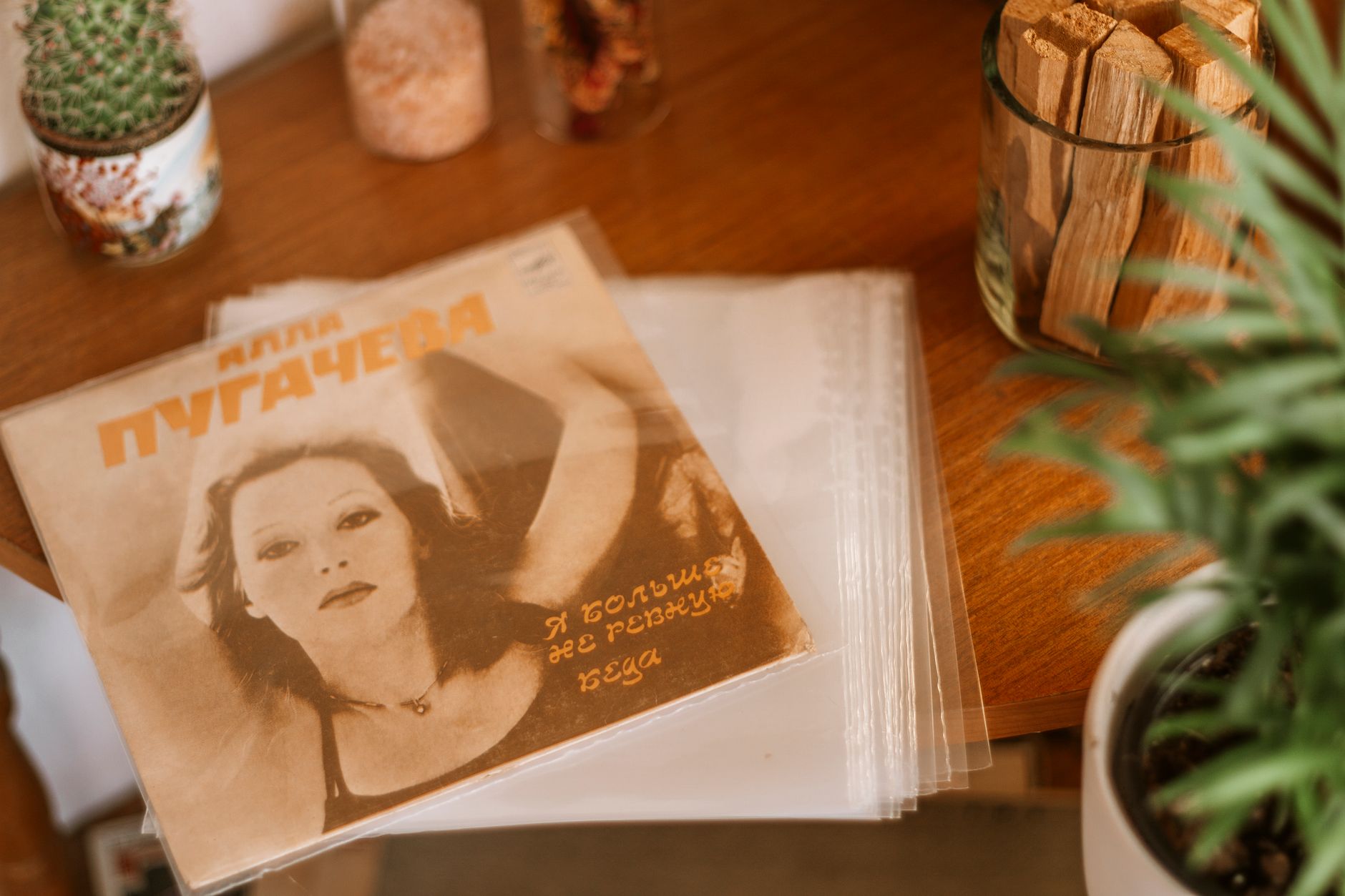 album artwork vinyl warm light (Photo: Alina Vilchenko / Pexels)