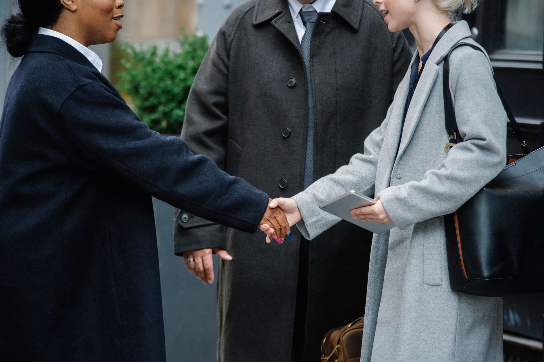 handshake agreement meeting (Photo: Sora Shimazaki / Pexels)