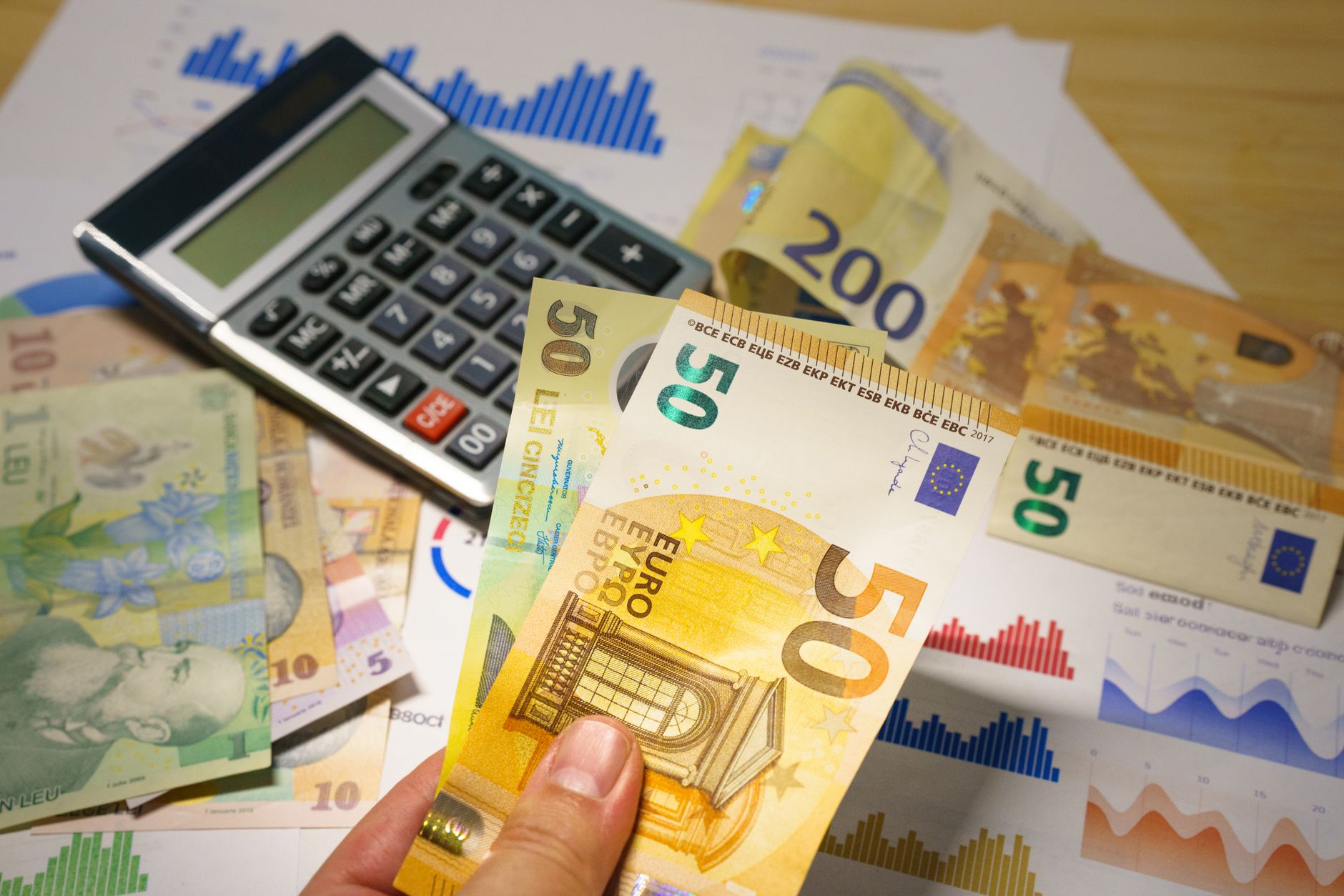 calculator plan comparison desk (Photo: Jakub Zerdzicki / Pexels)