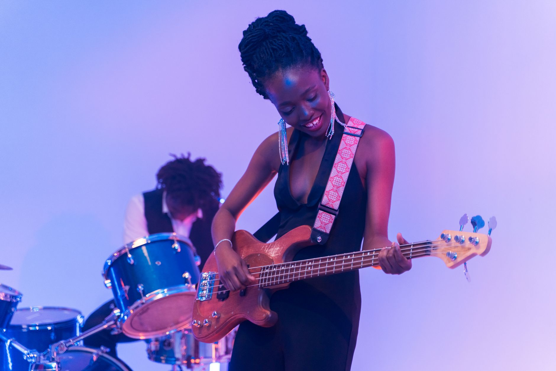 confident musician warm stage (Photo: AI25.Studio AI GENERATIVE / Pexels)