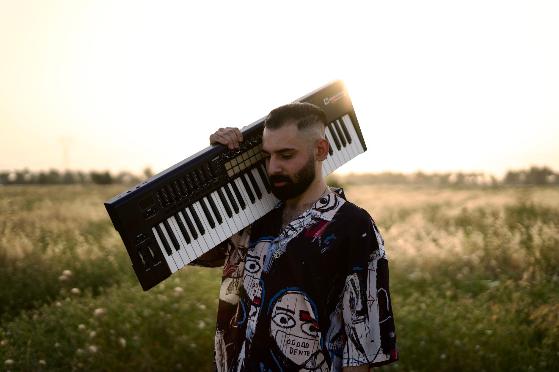 musician carrying keyboard case (Photo: Ali Gabr / Pexels)