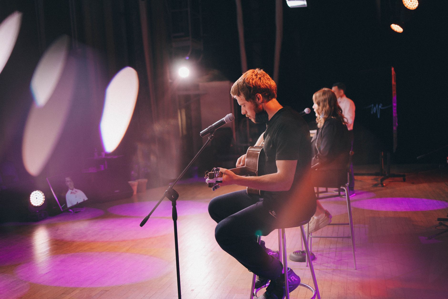 acoustic guitar microphone small stage (Photo: Daniel Ponomarev / Pexels)