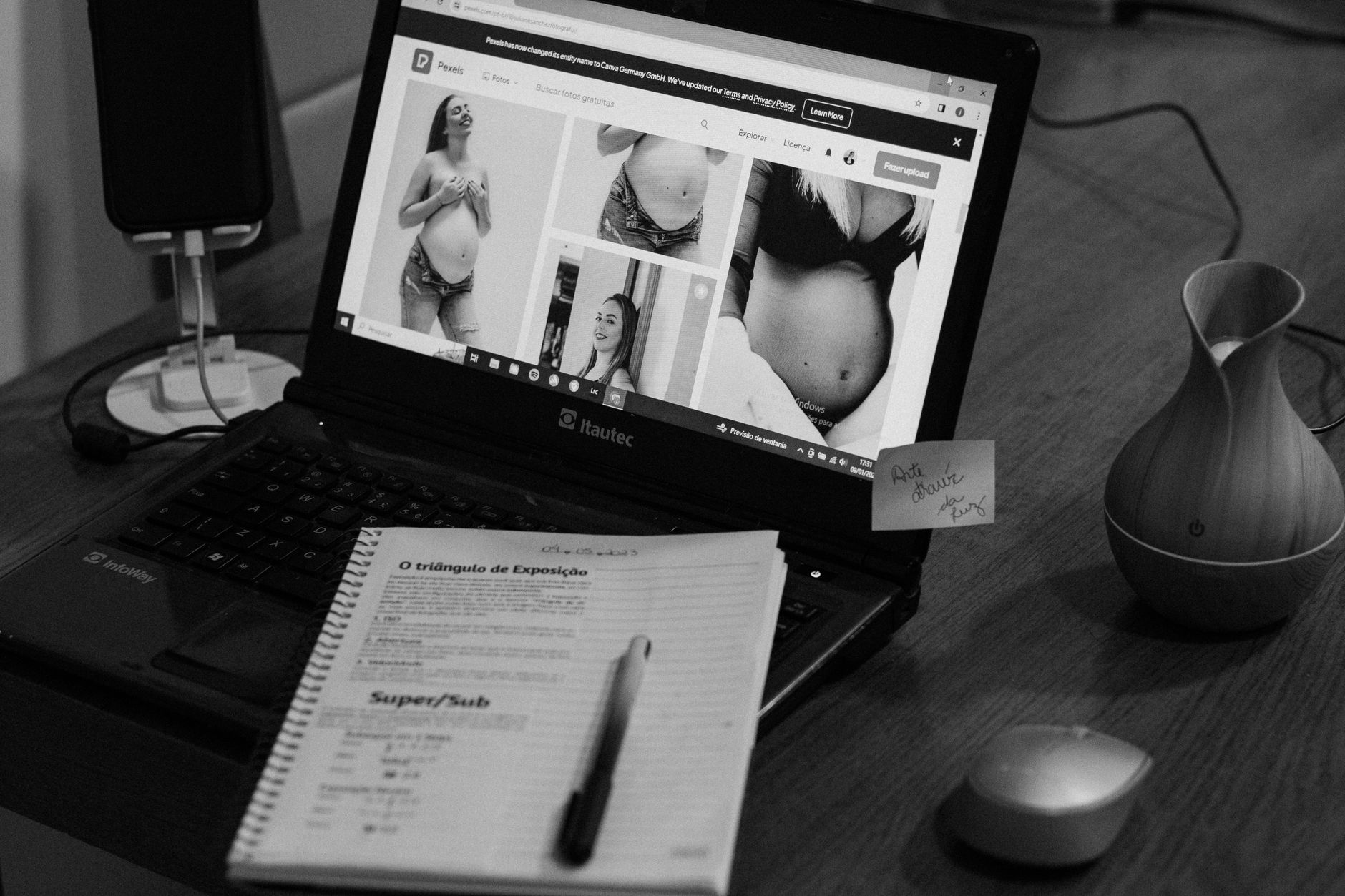 laptop searching desk (Photo: juliane Monari / Pexels)