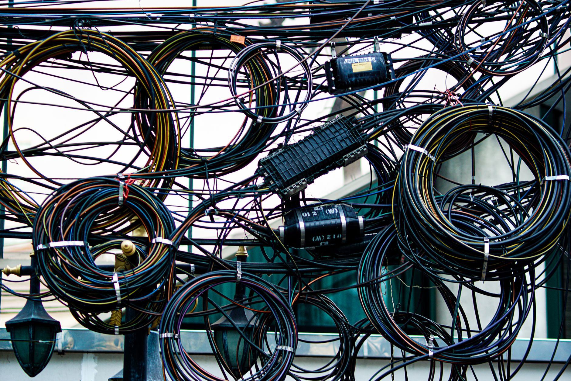 tangled stage cables floor (Photo: pipop kunachon / Pexels)