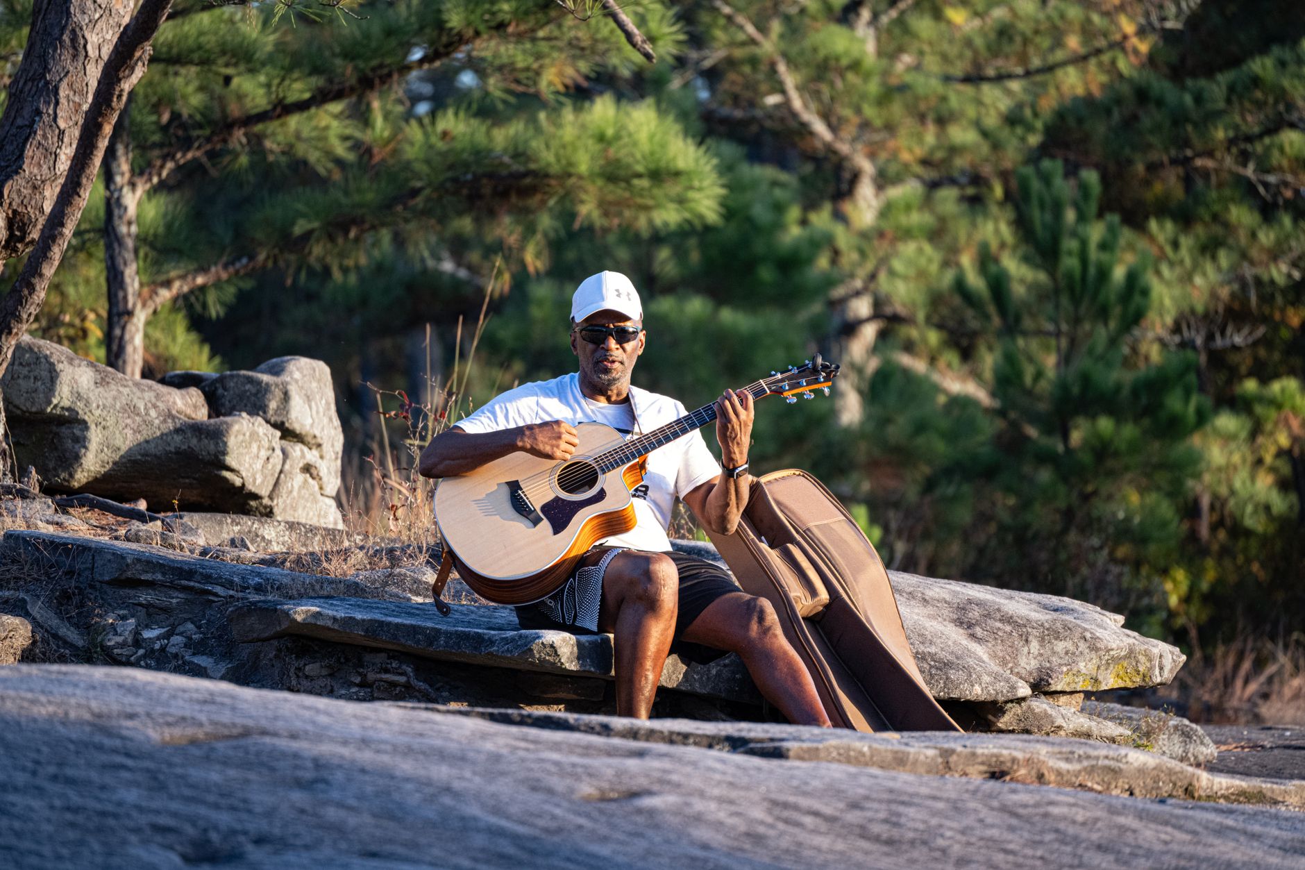 musician carrying guitar case (Photo: Yuqi Chen / Pexels)