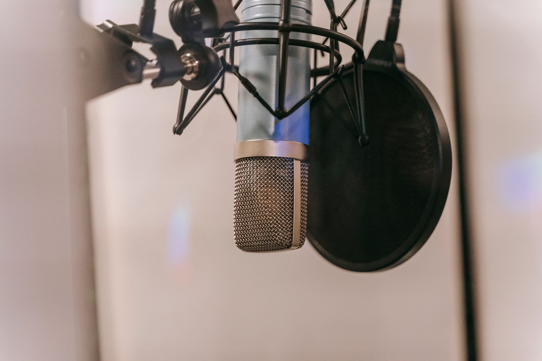 vocal microphone home studio (Photo: Anna Pou / Pexels)