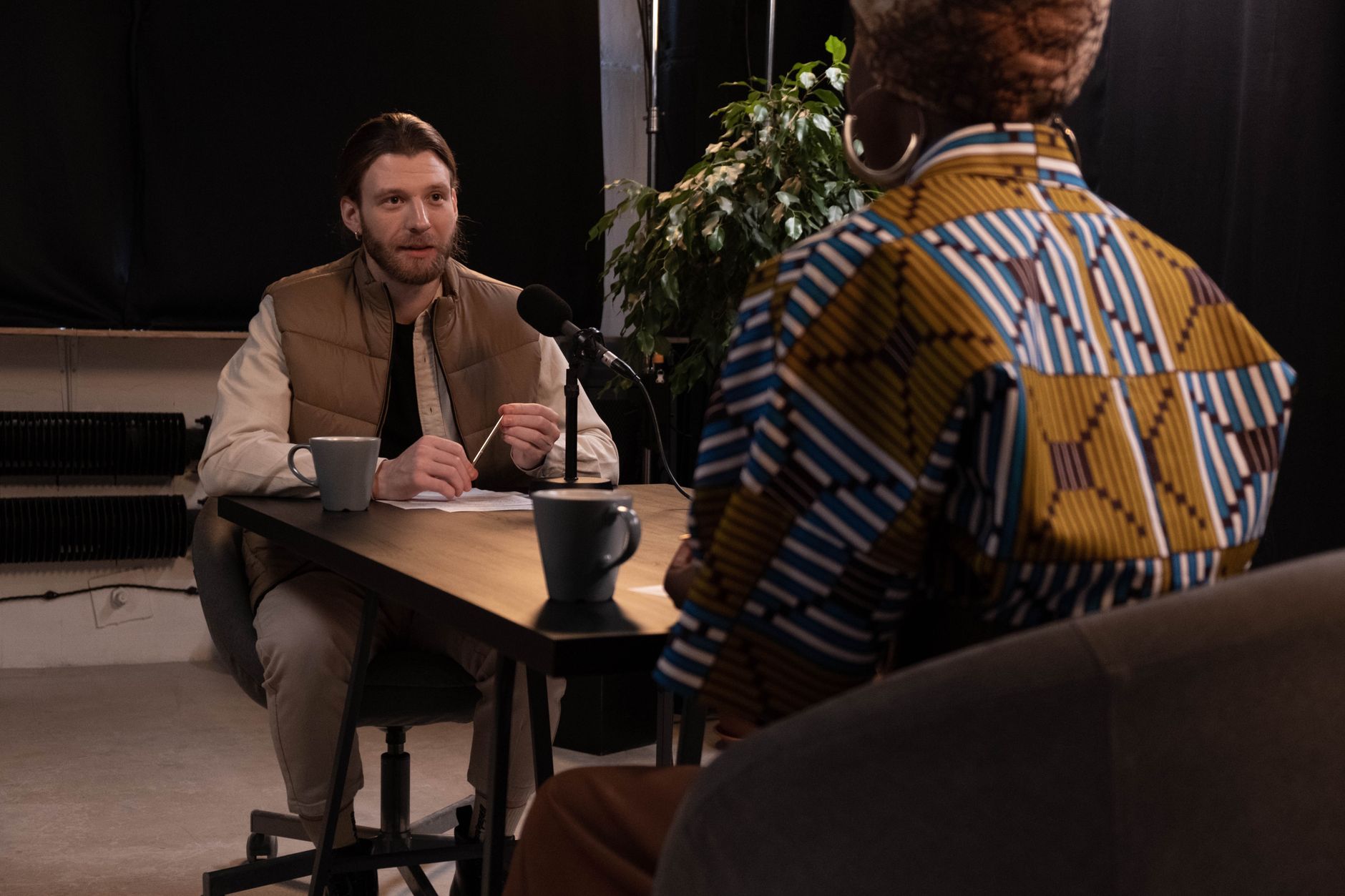 two people talking venue (Photo: cottonbro studio / Pexels)