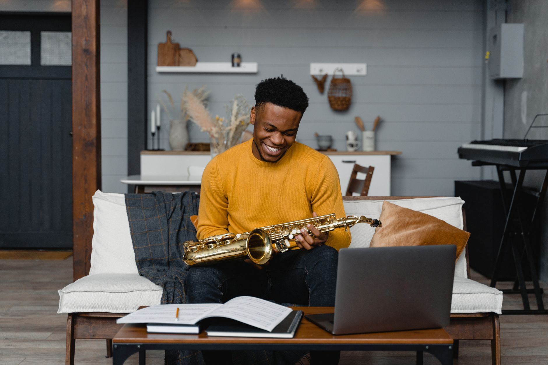 musician smiling laptop warm (Photo: Tima Miroshnichenko / Pexels)