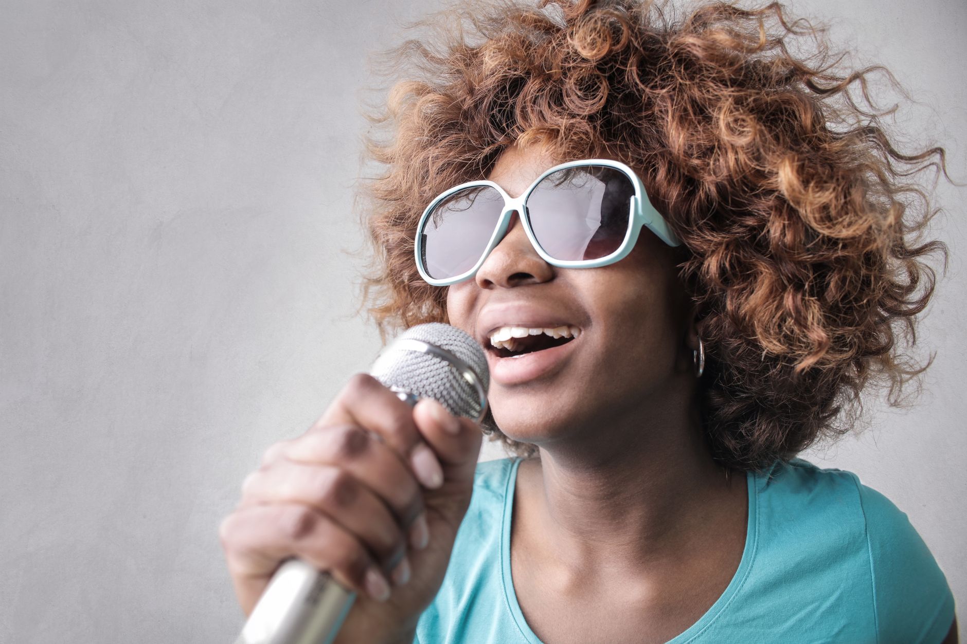 open mic cafe performer (Photo: Andrea Piacquadio / Pexels)