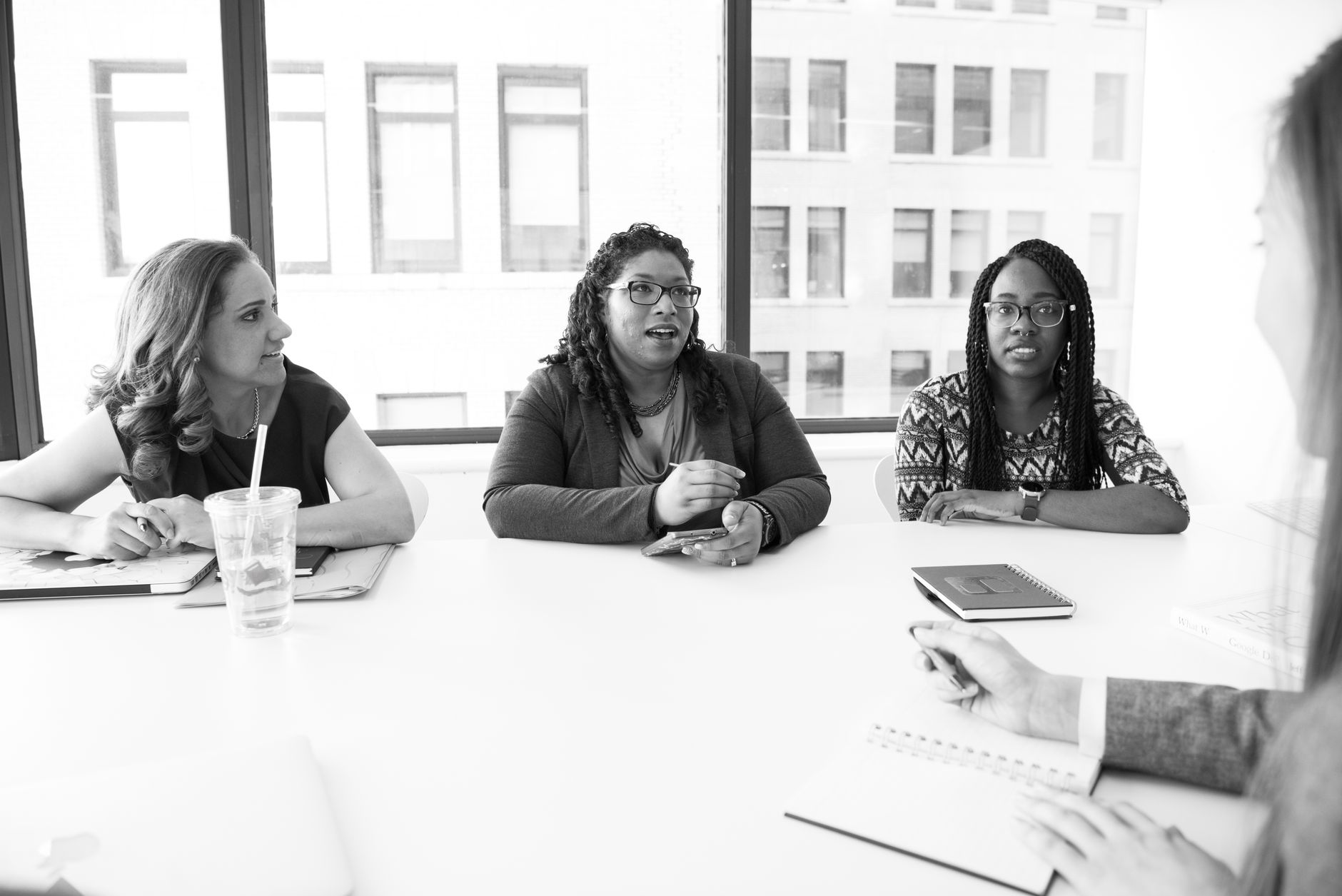 band members discussion table (Photo: Christina Morillo / Pexels)
