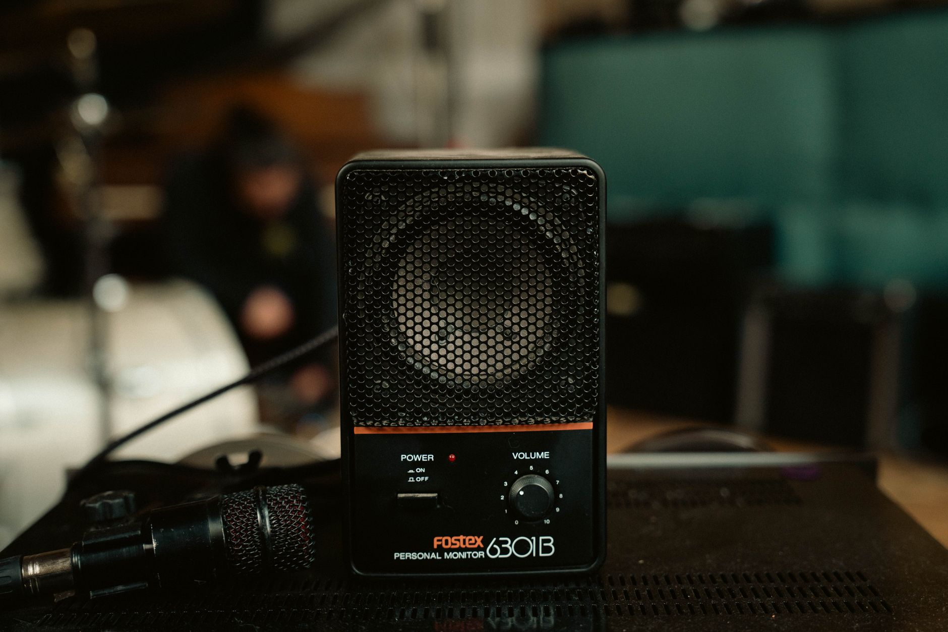 stage monitor speaker (Photo: James Collington / Pexels)