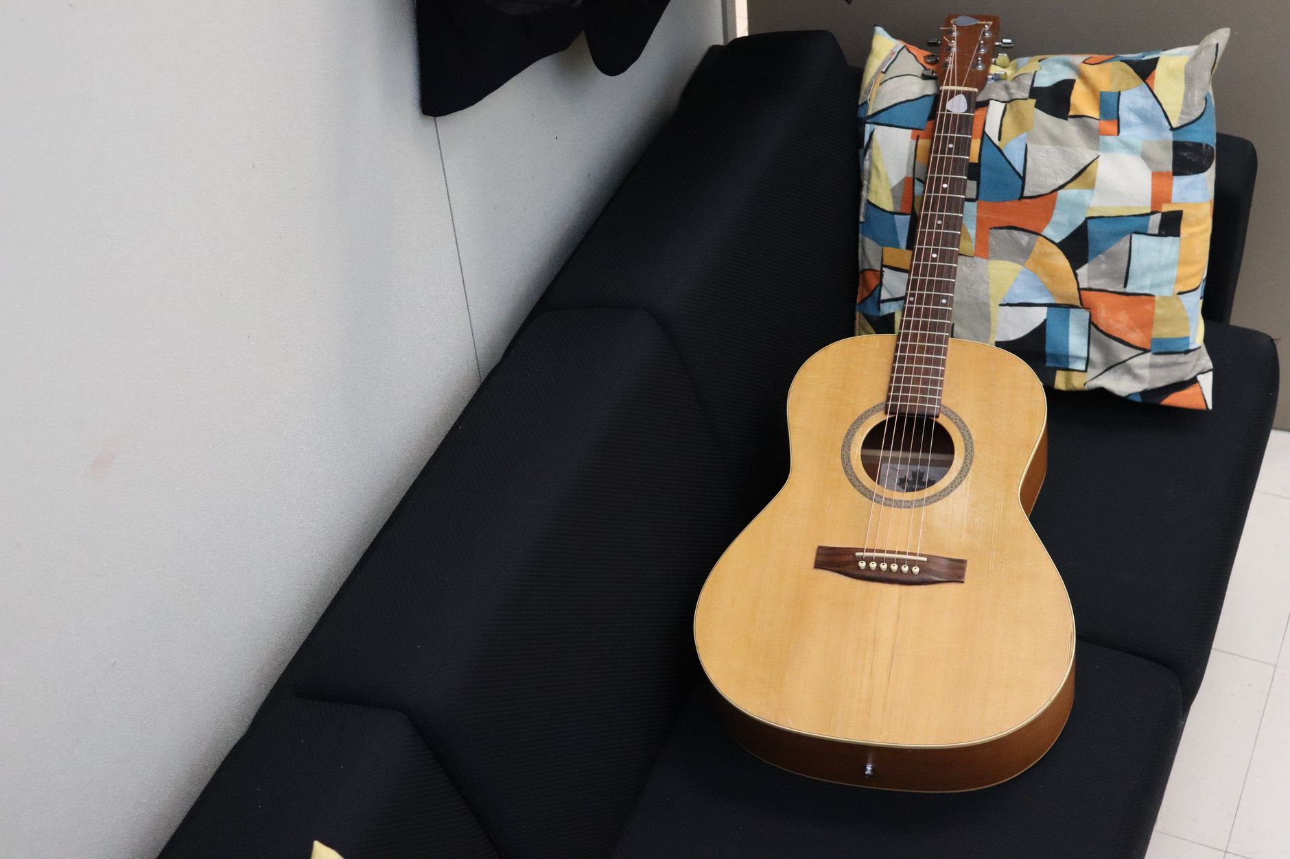 acoustic guitar warm room light (Photo: C. Edward Olson / Pexels)