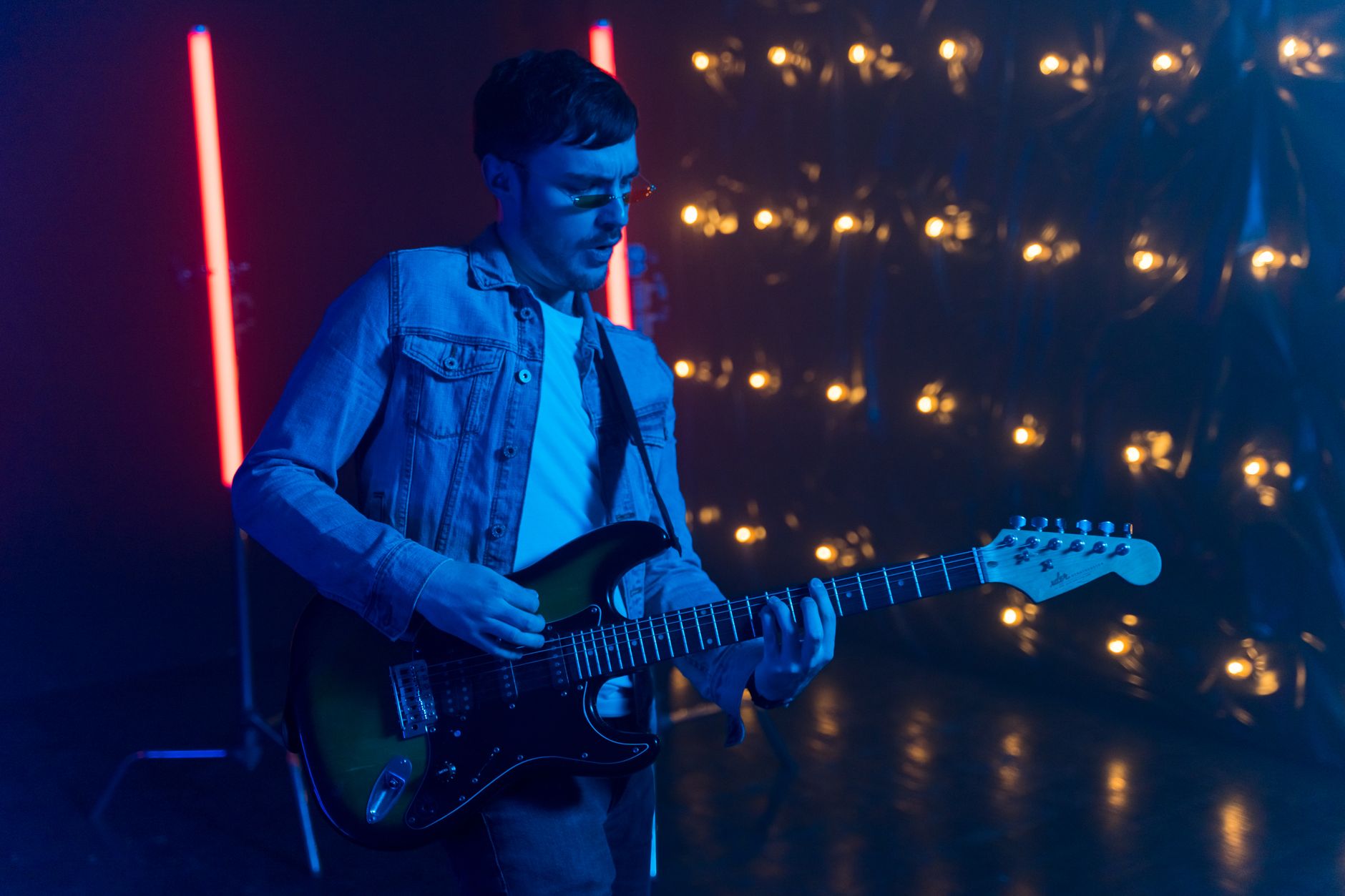 solo guitarist warm stage light (Photo: AI25.Studio  AI GENERATIVE / Pexels)