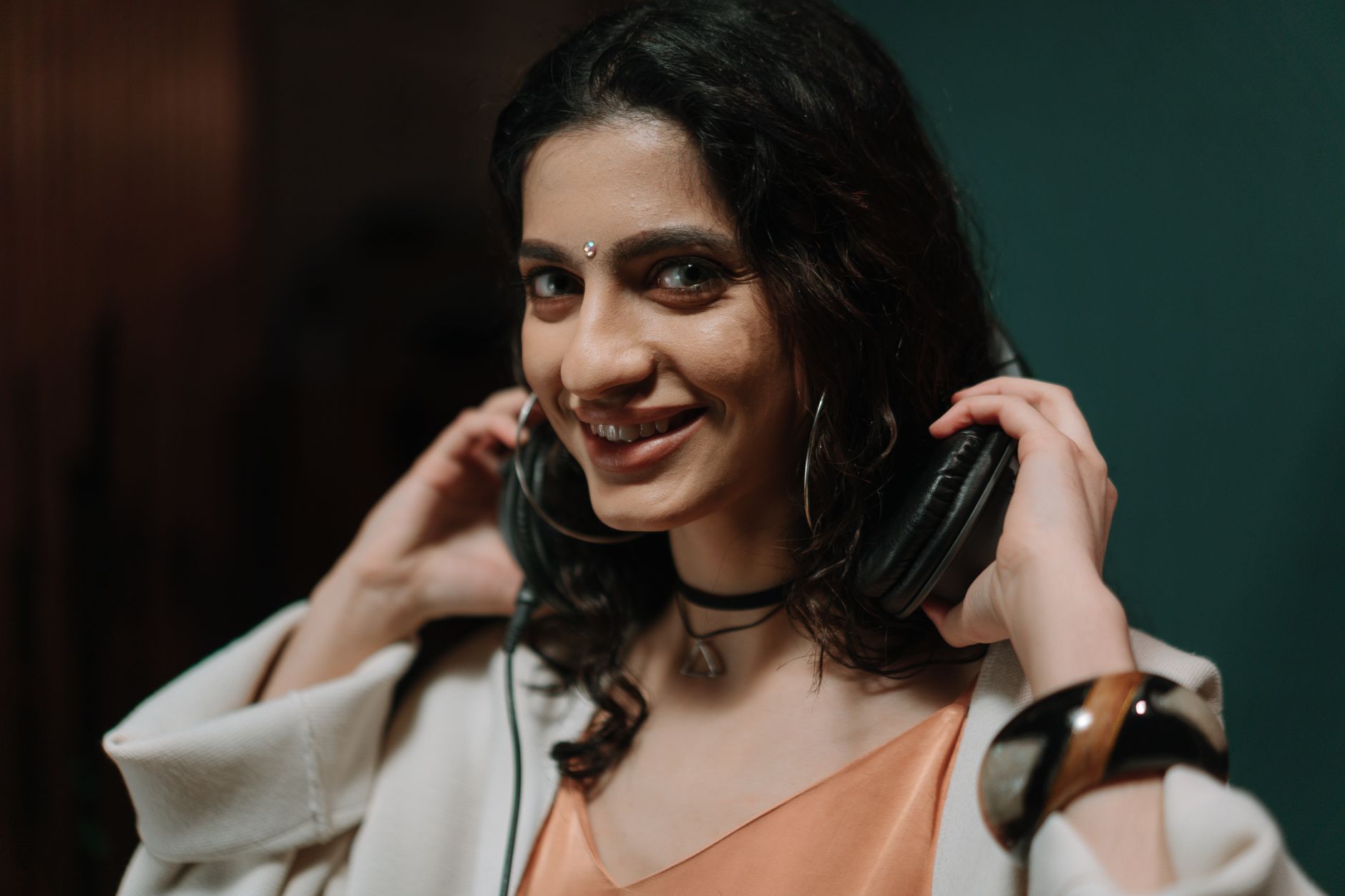 musician headphones listening studio (Photo: cottonbro studio / Pexels)