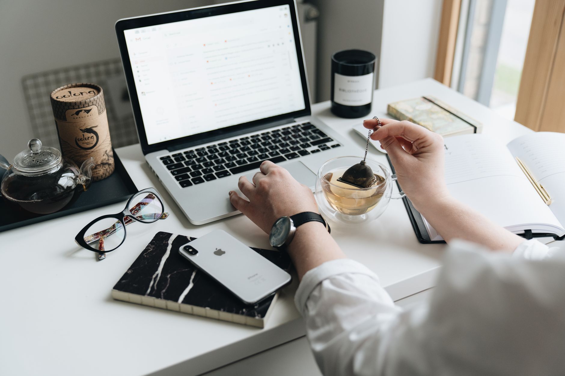 editor reading emails (Photo: alleksana / Pexels)