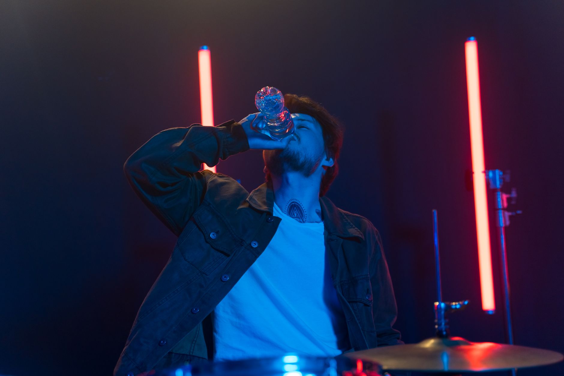 singer drinking water studio (Photo: AI25.Studio AI GENERATIVE / Pexels)