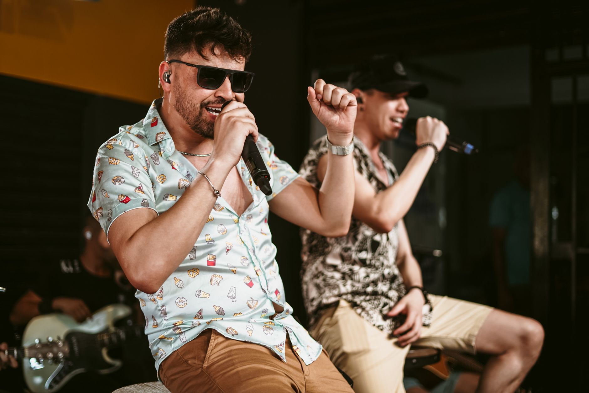 acoustic guitar singer microphone (Photo: Geancarlo Peruzzolo / Pexels)