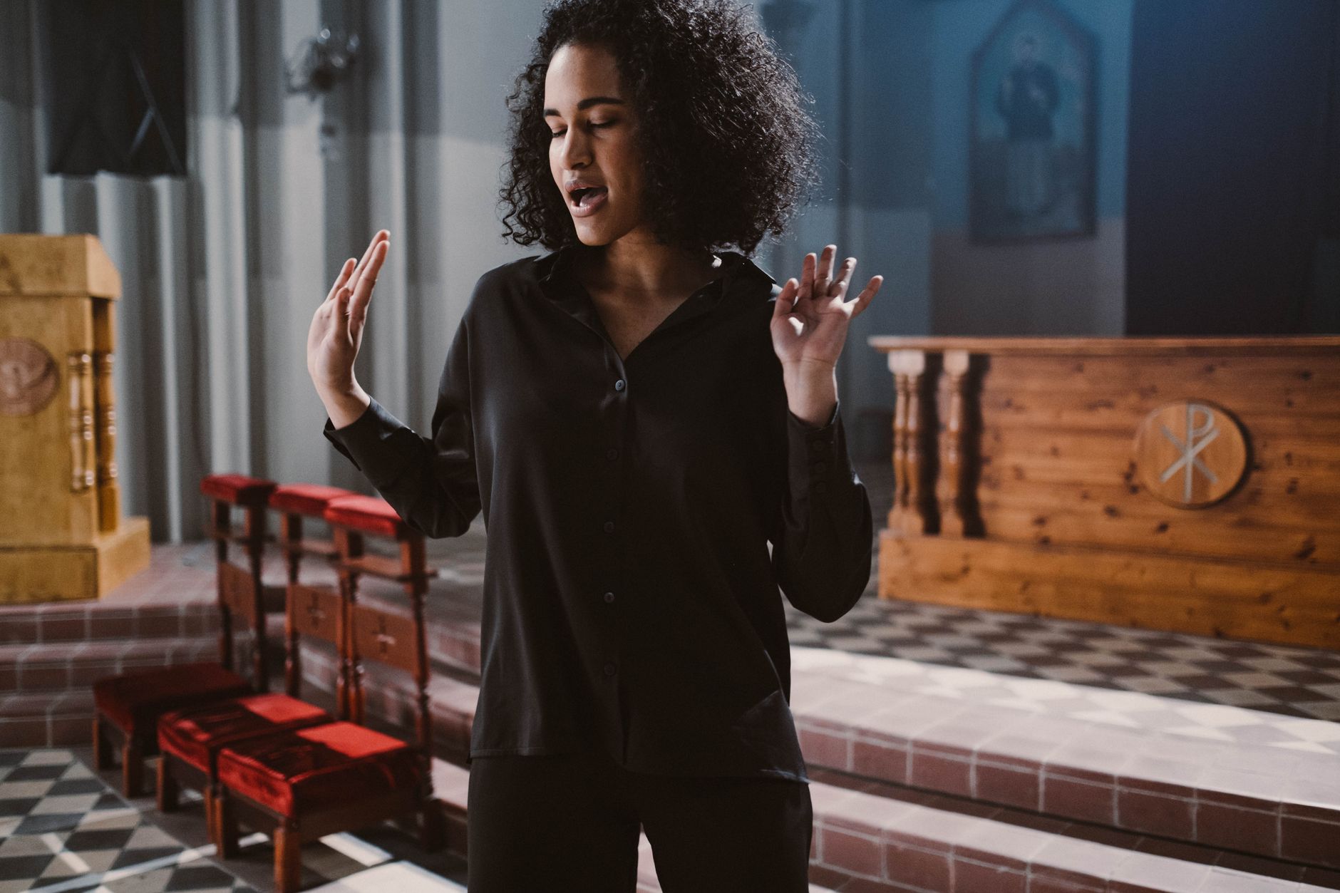 person singing home practice (Photo: cottonbro studio / Pexels)