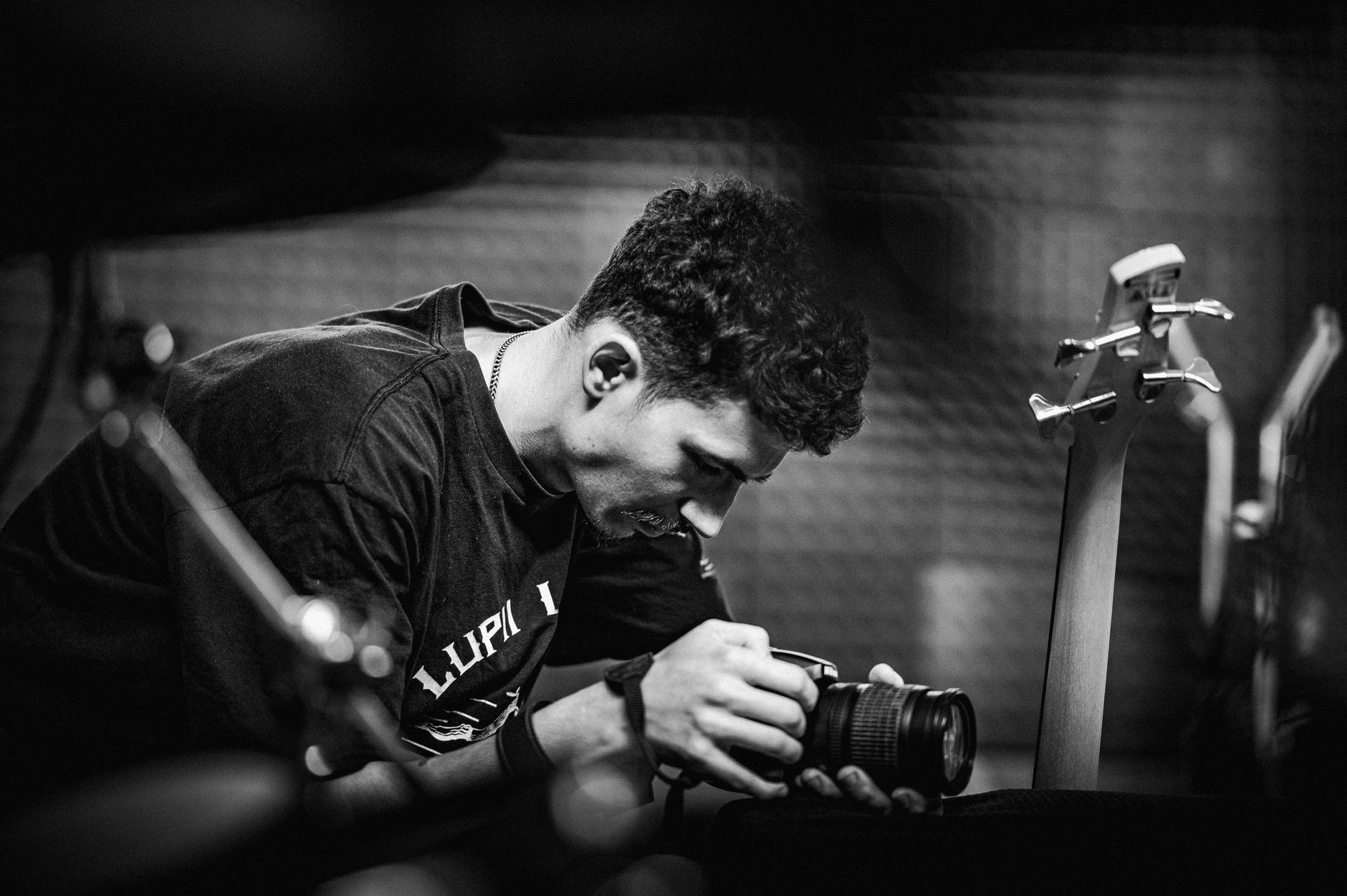 musician portrait smartphone camera (Photo: Marius  Gabriel / Pexels)