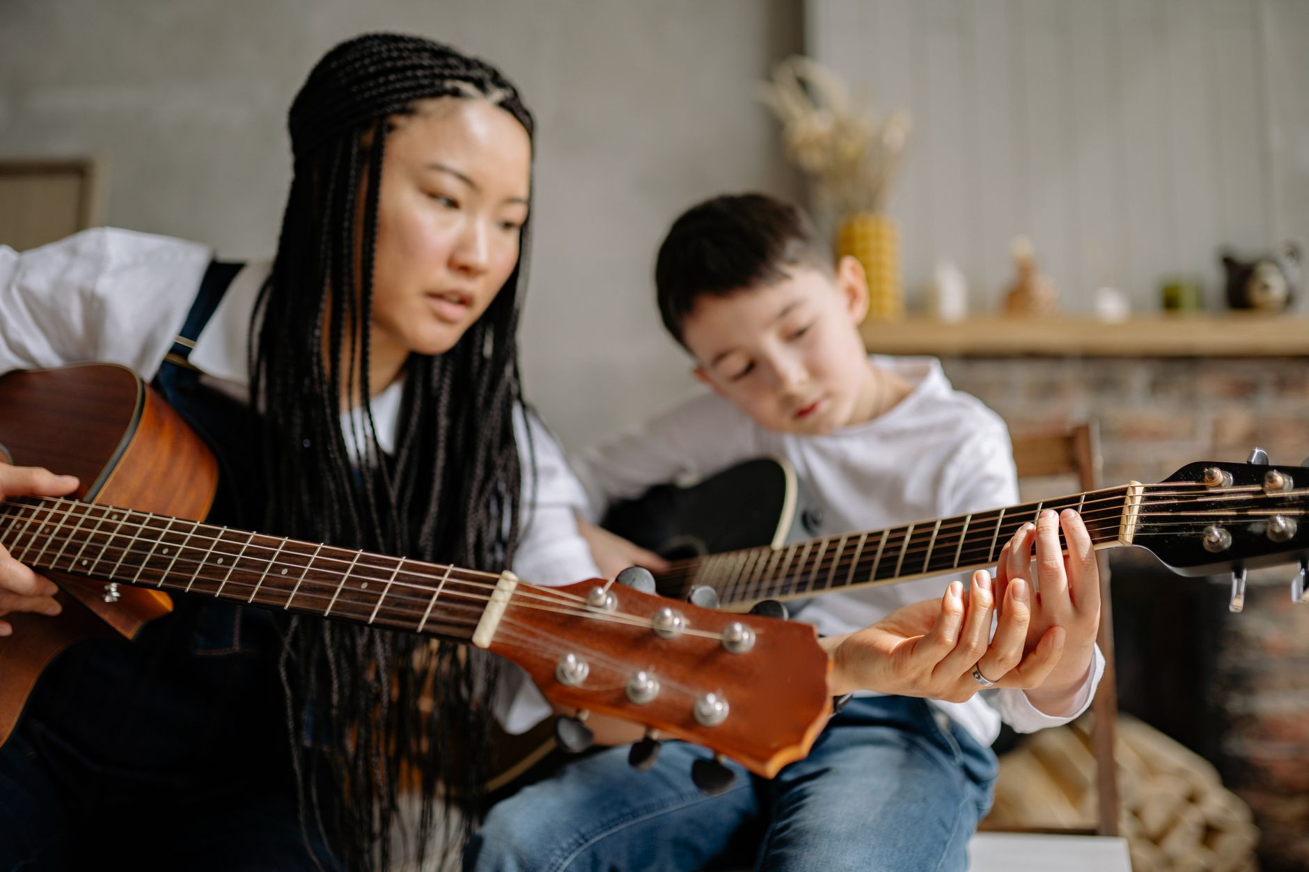 parent child playing guitar (Photo: Yan Krukau / Pexels)