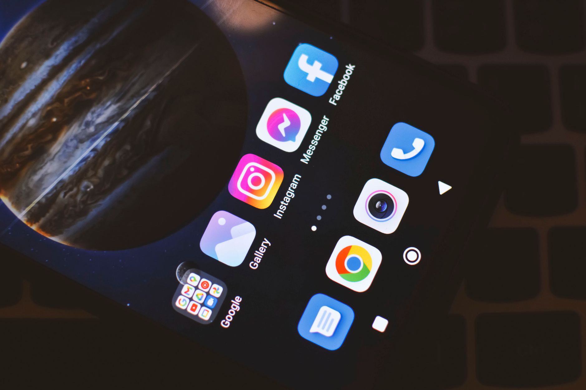 smartphone social media app (Photo: Geri Tech / Pexels)