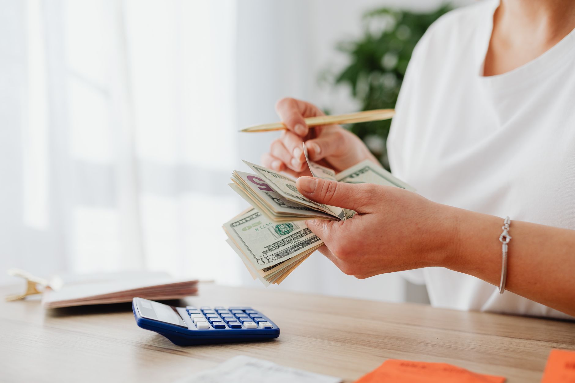 calculator money paperwork (Photo: https://kaboompics.com/ / Pexels)