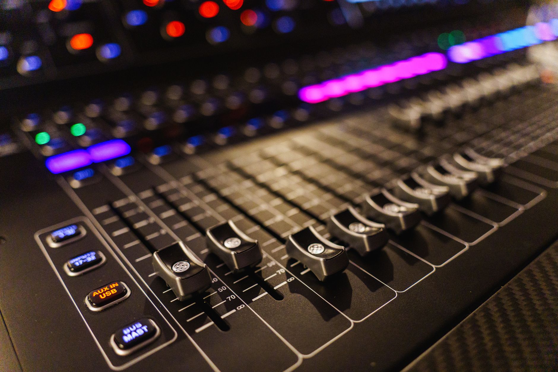mixing console faders studio (Photo: Robert So / Pexels)