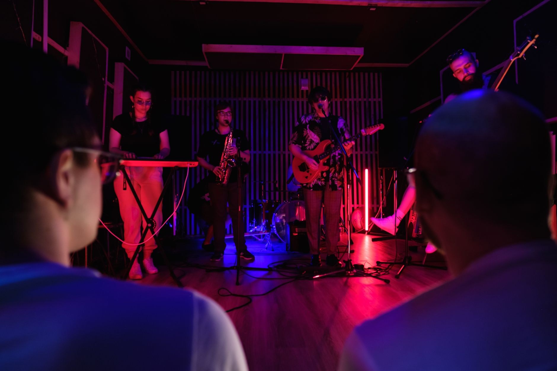 band members talking circle (Photo: Big Bag Films / Pexels)