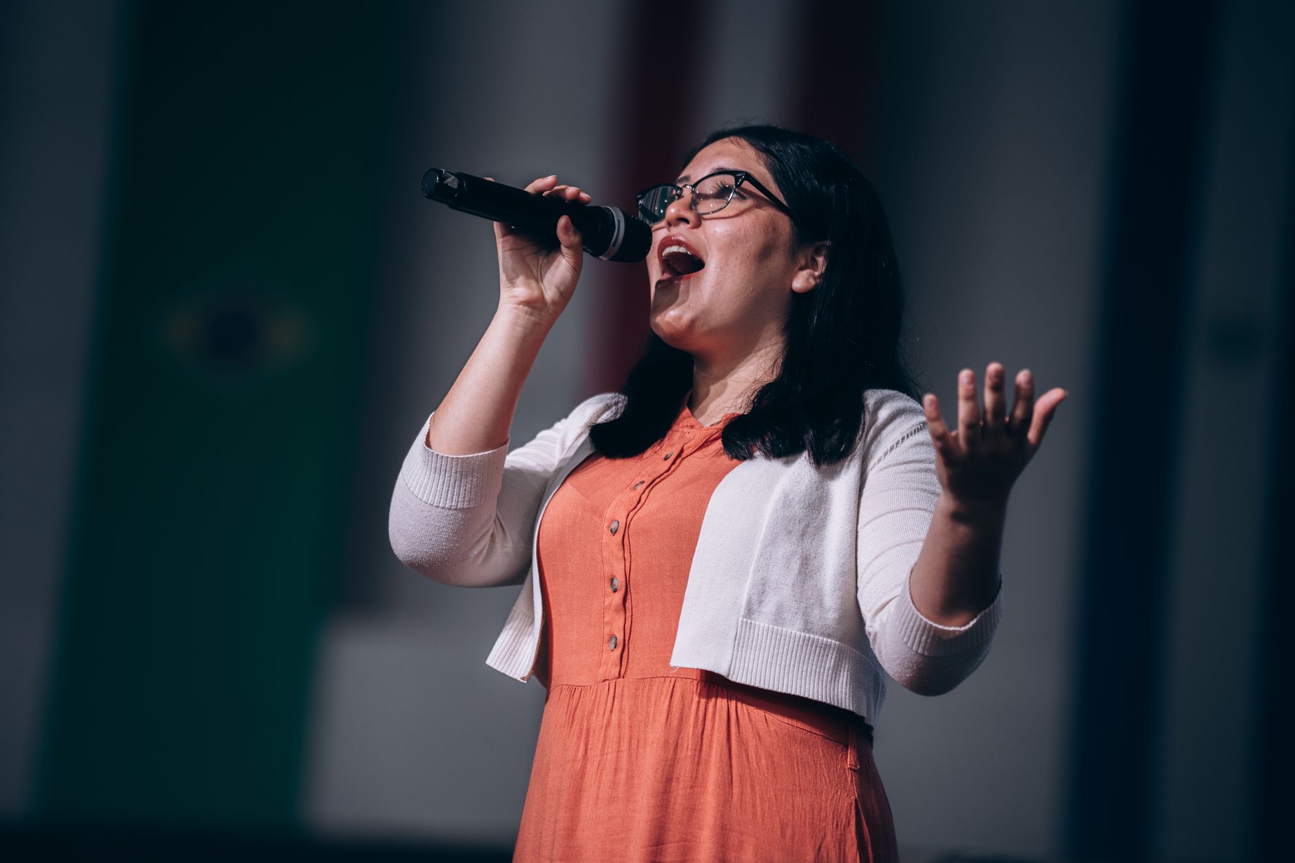 singer emotional microphone dark (Photo: David Malca / Pexels)