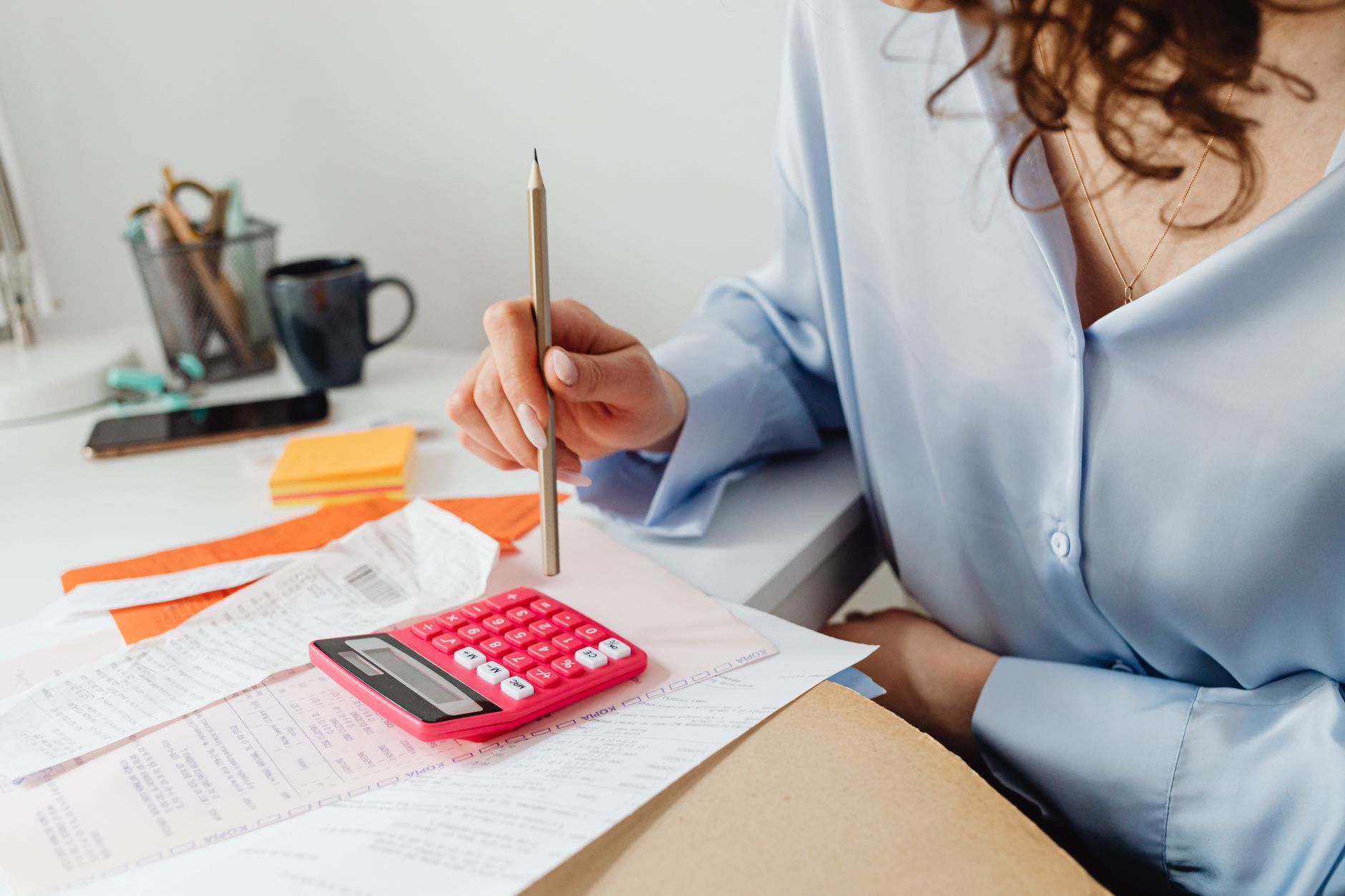 calculator invoice desk (Photo: https://kaboompics.com/ / Pexels)