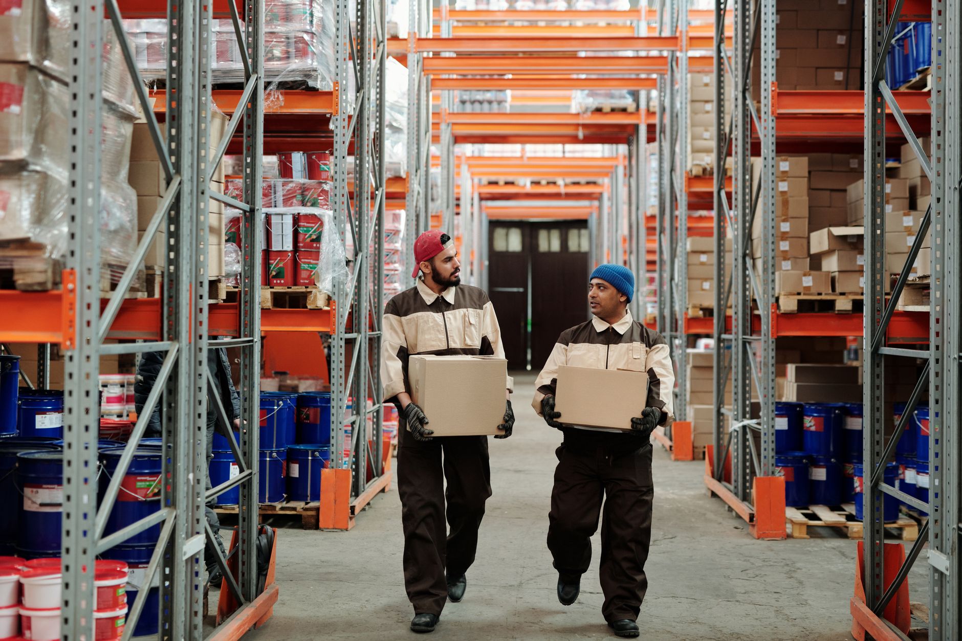 warehouse shelves parcels (Photo: Tiger Lily / Pexels)