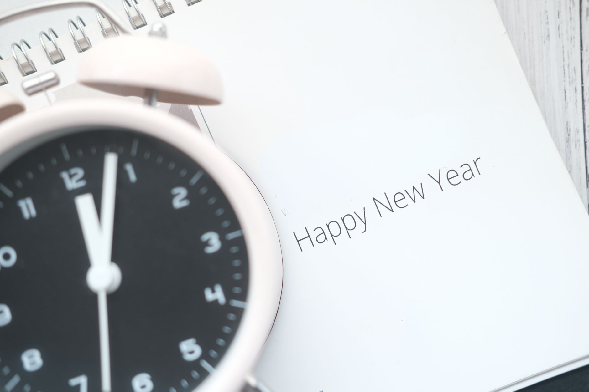 wall clock calendar (Photo: Towfiqu barbhuiya / Pexels)