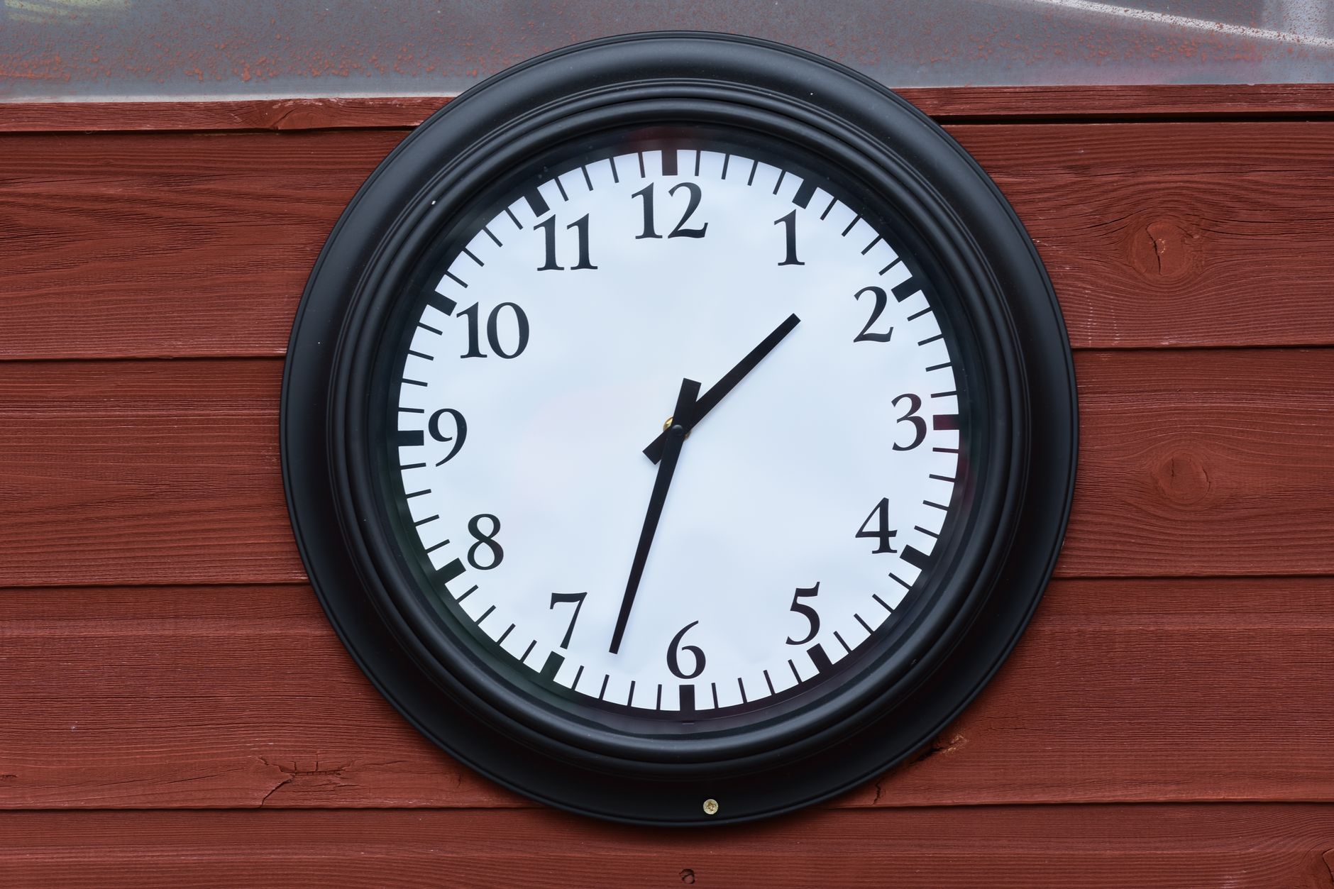 clock rehearsal studio wall (Photo: Wayne Jackson / Pexels)