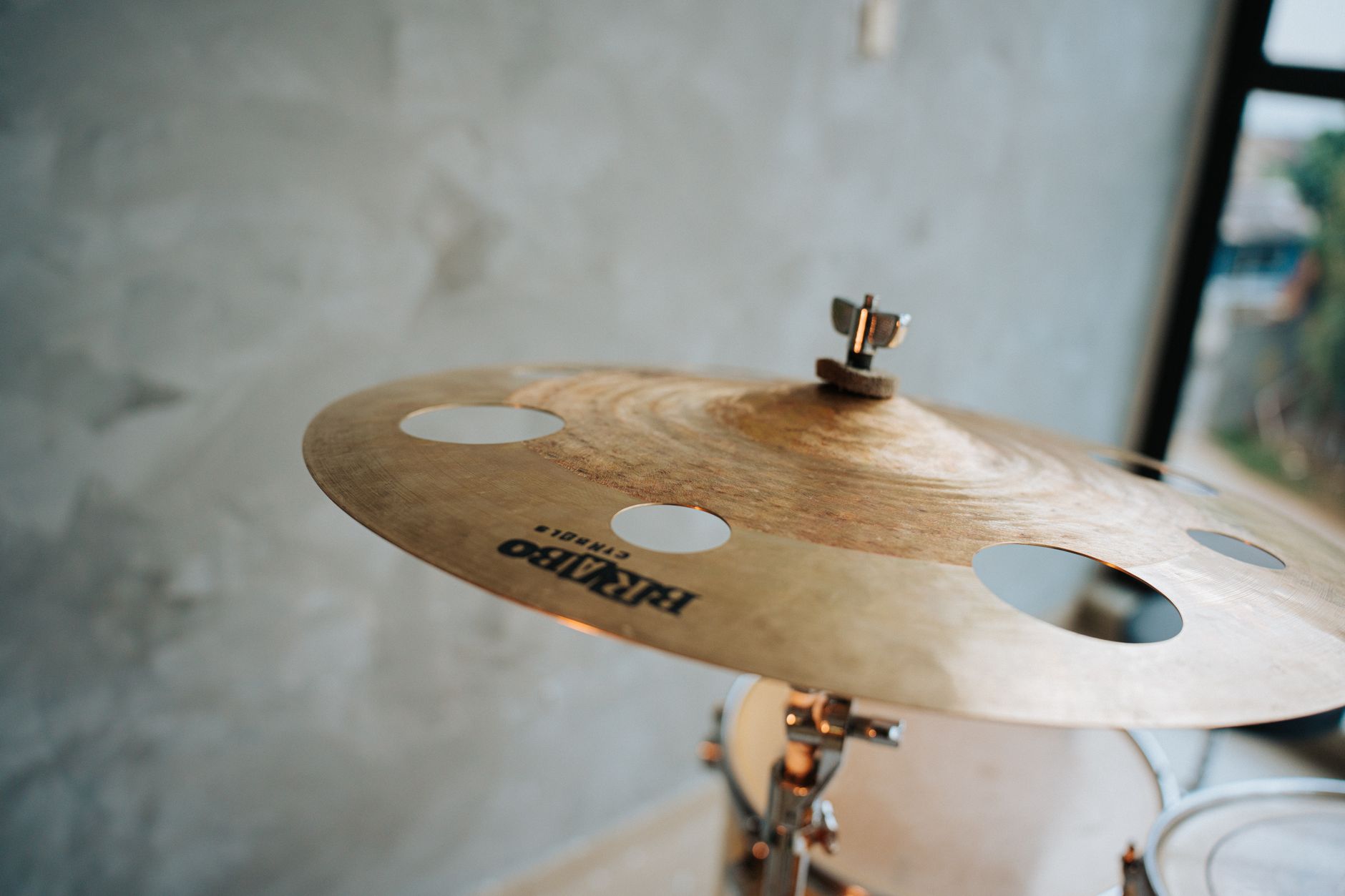 empty rehearsal studio equipment (Photo: Emanuel Pedro / Pexels)