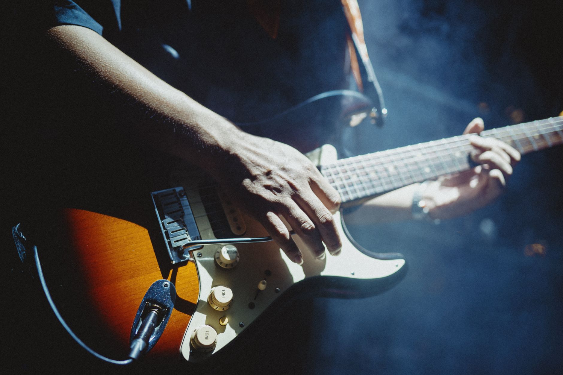 guitar cables picks (Photo: Khoa Võ / Pexels)