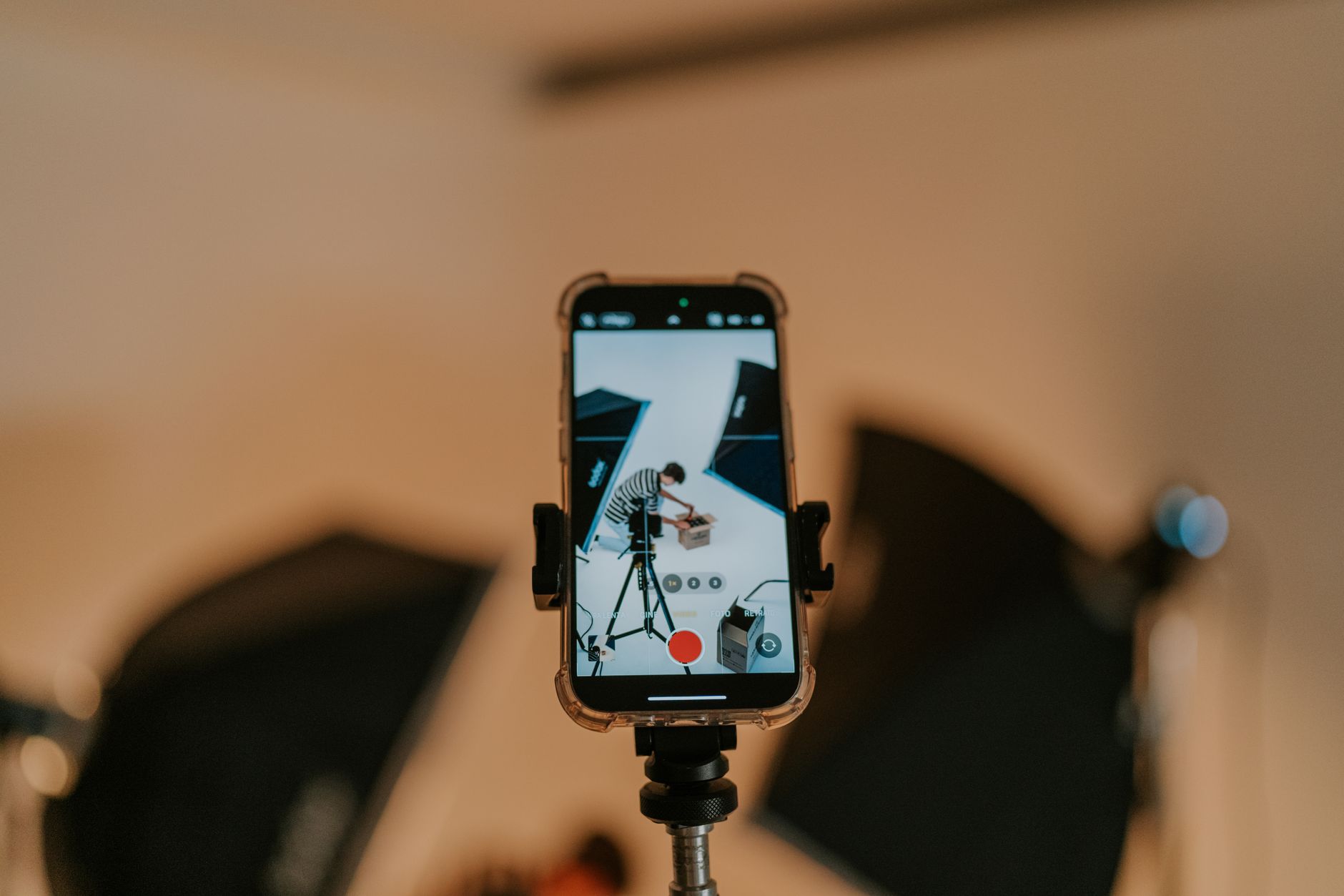 smartphone tripod video setup (Photo: Amar  Preciado / Pexels)