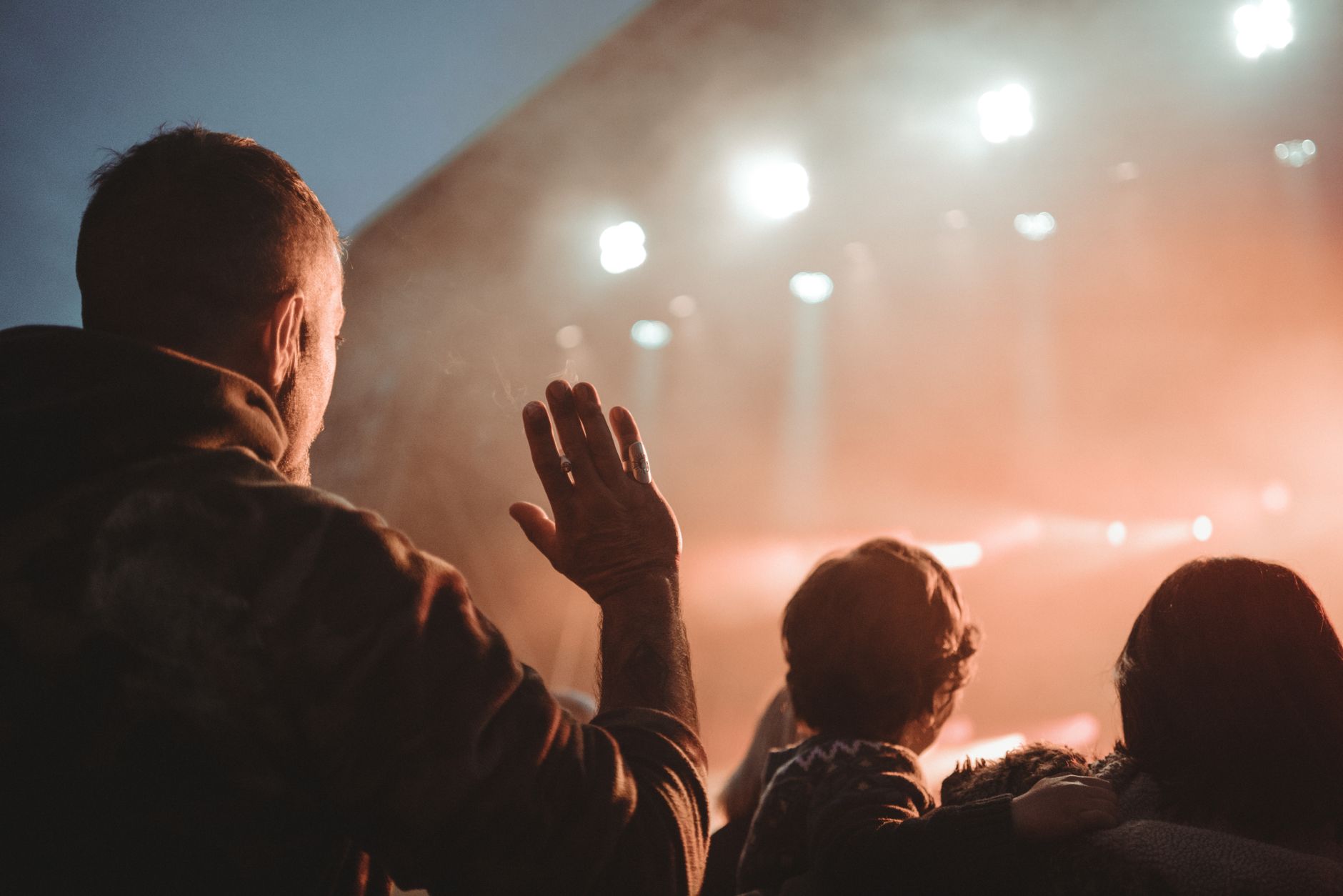 audience concert warm light (Photo: Tanhauser Vázquez R. / Pexels)
