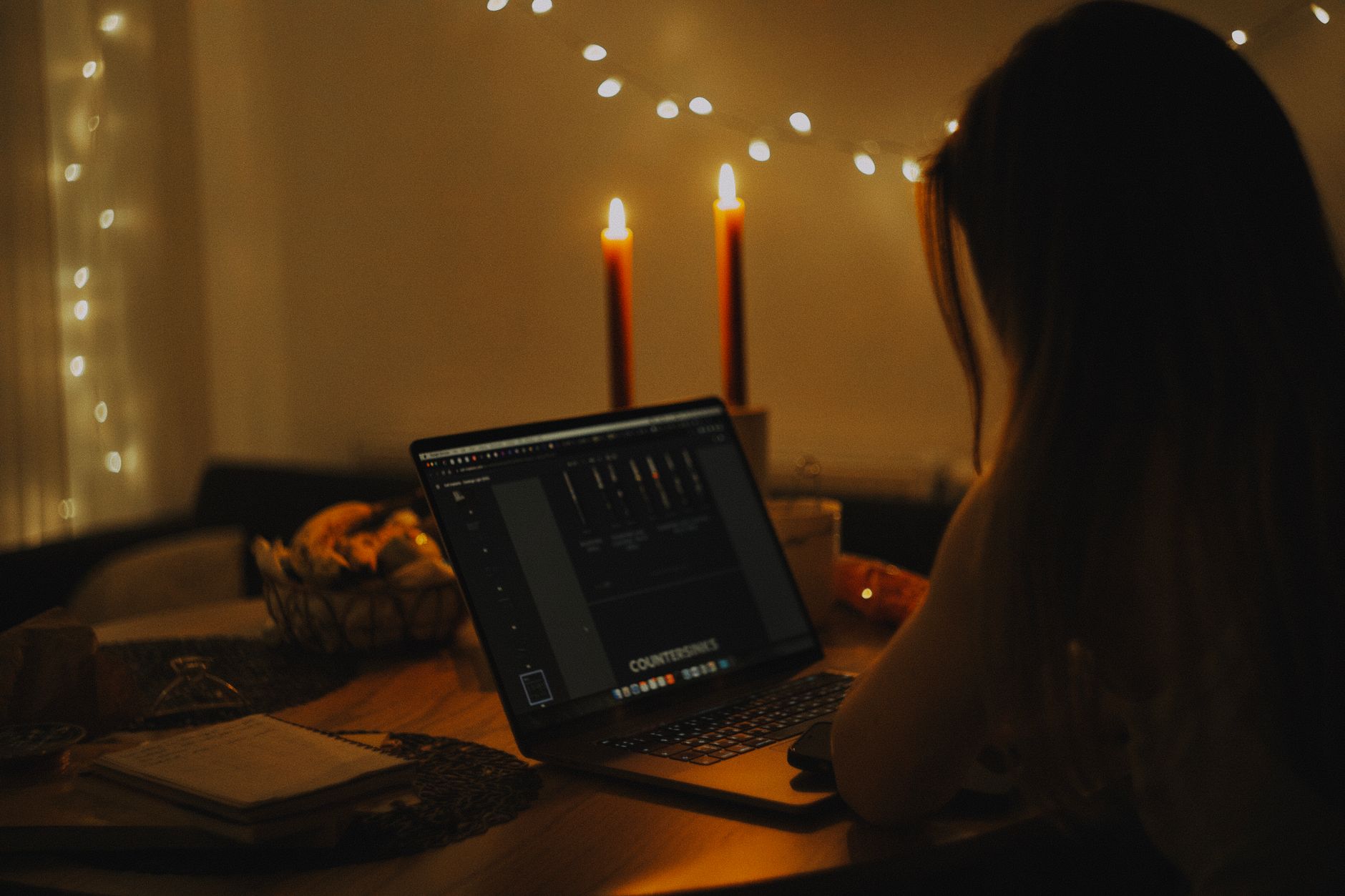 warm night home studio (Photo: Vladyslav Dukhin / Pexels)