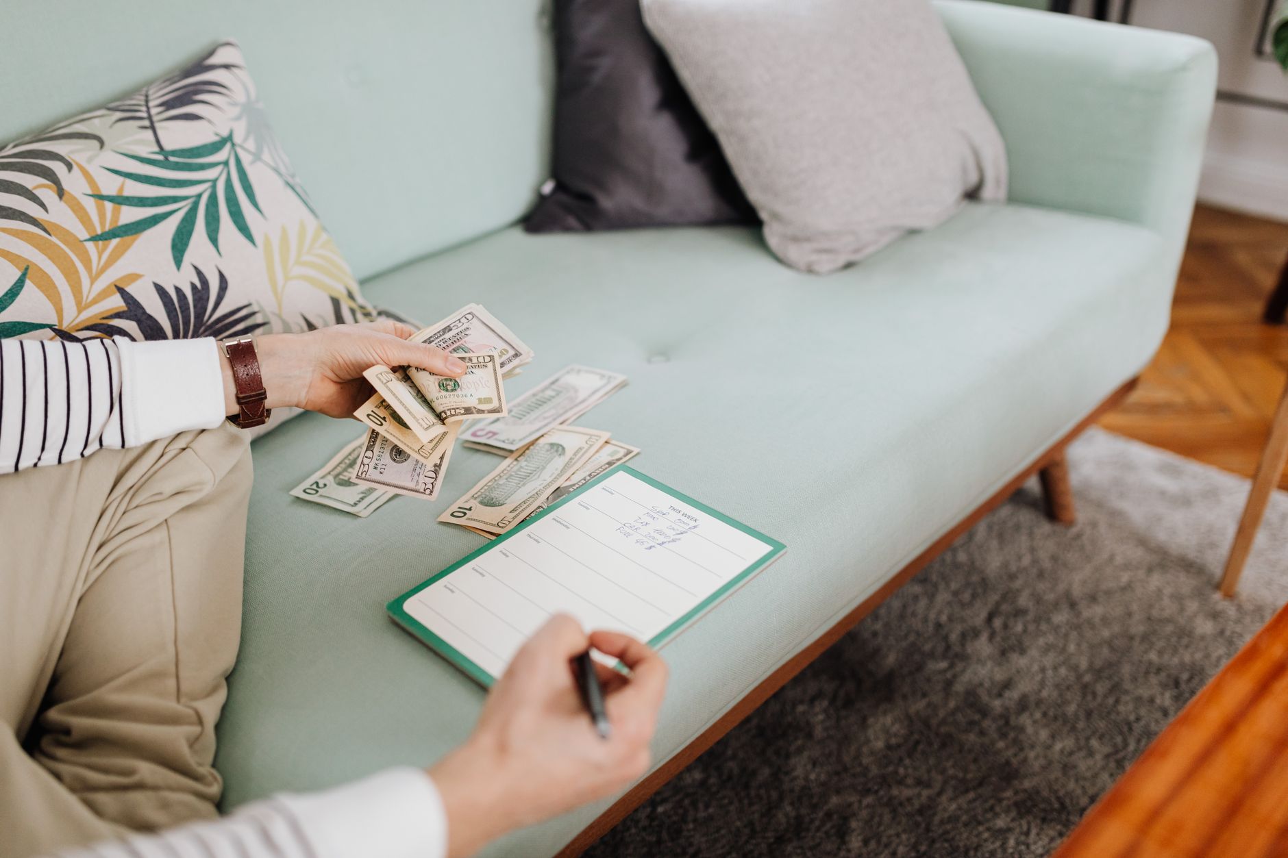 household budget notebook coins (Photo: https://kaboompics.com/ / Pexels)