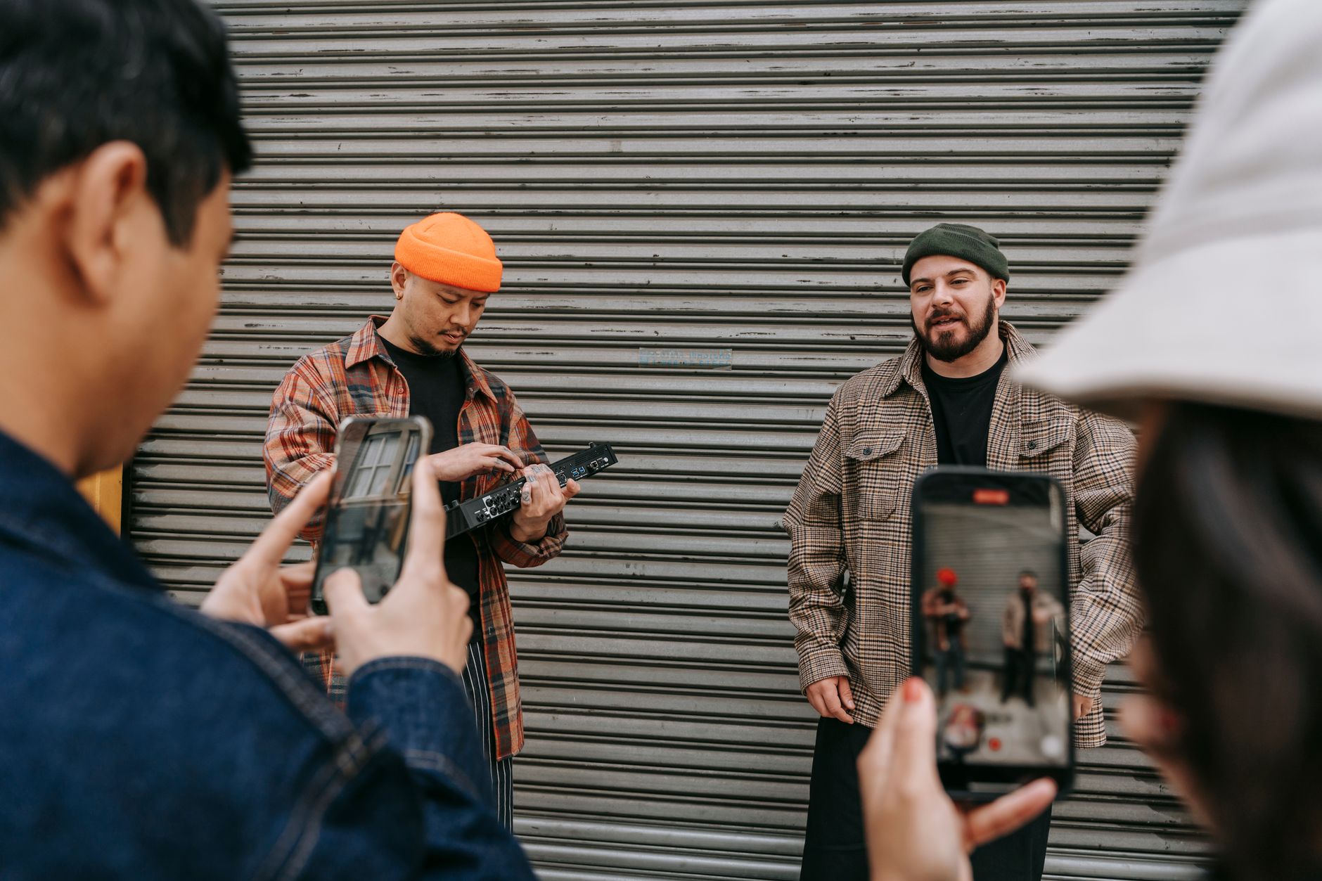 smartphone social media musician (Photo: Anna Pou / Pexels)