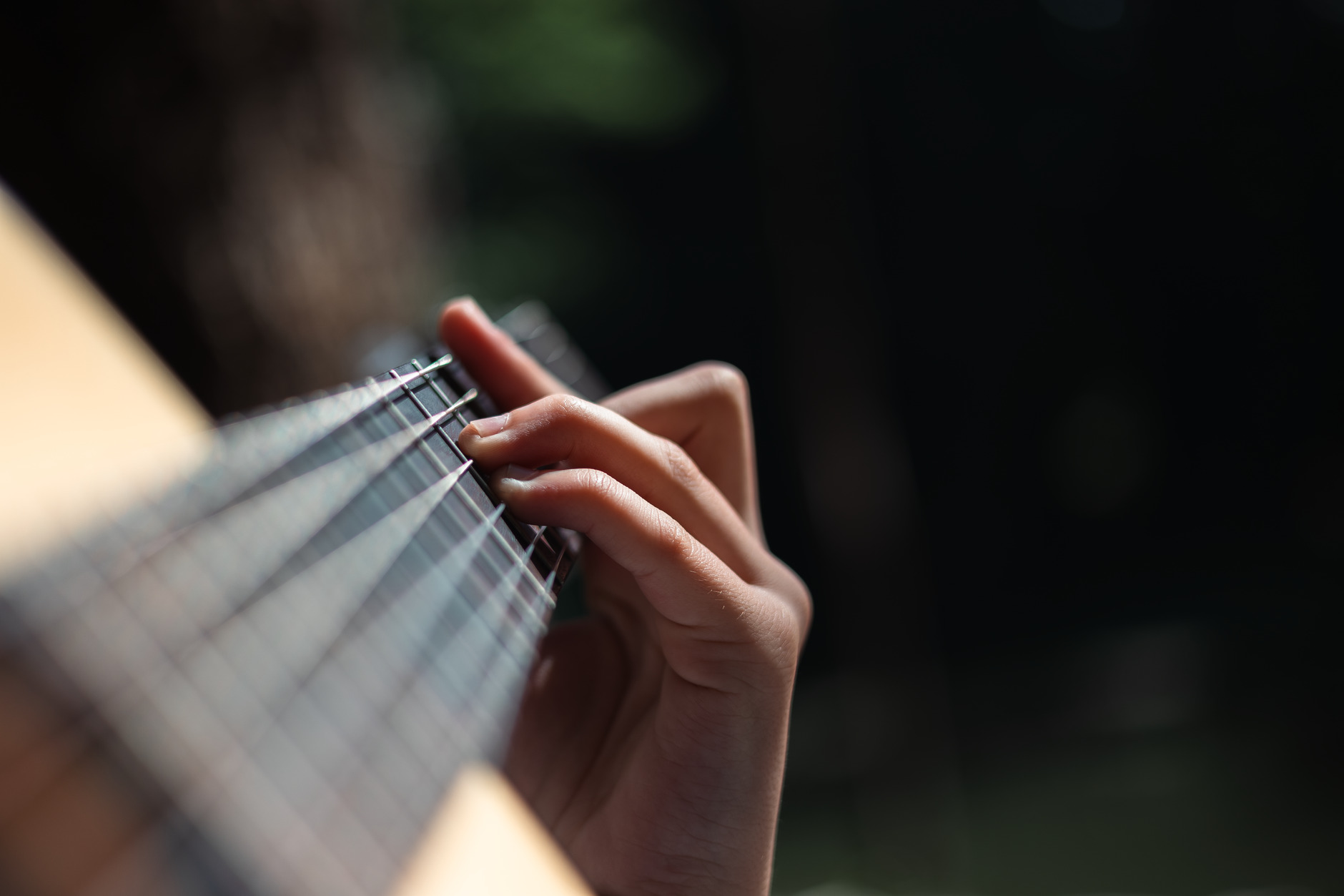 guitarist hands chord fretboard (Photo: Anatolii Grytsenko / Pexels)