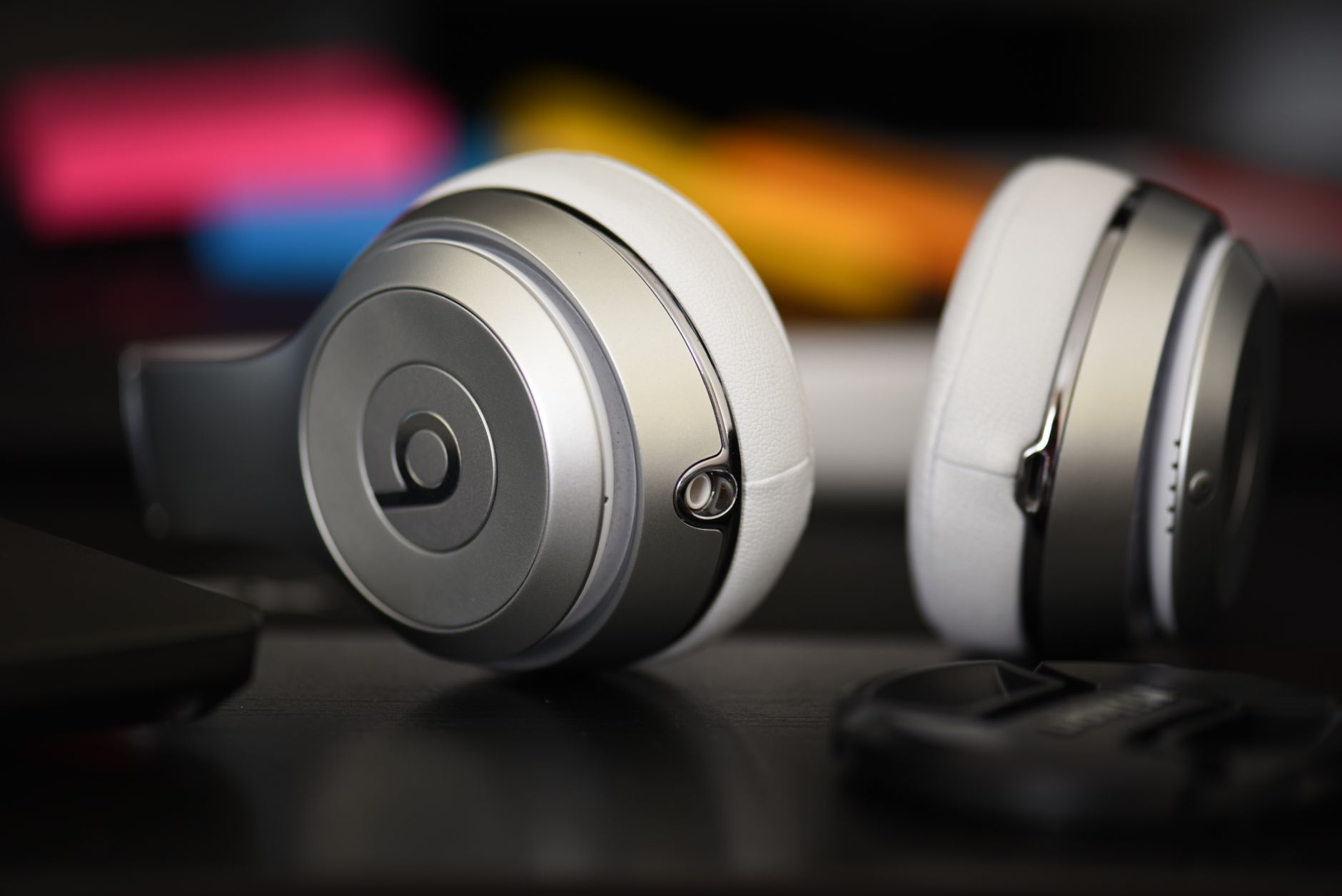 studio headphones listening desk (Photo: Parag Deshmukh / Pexels)