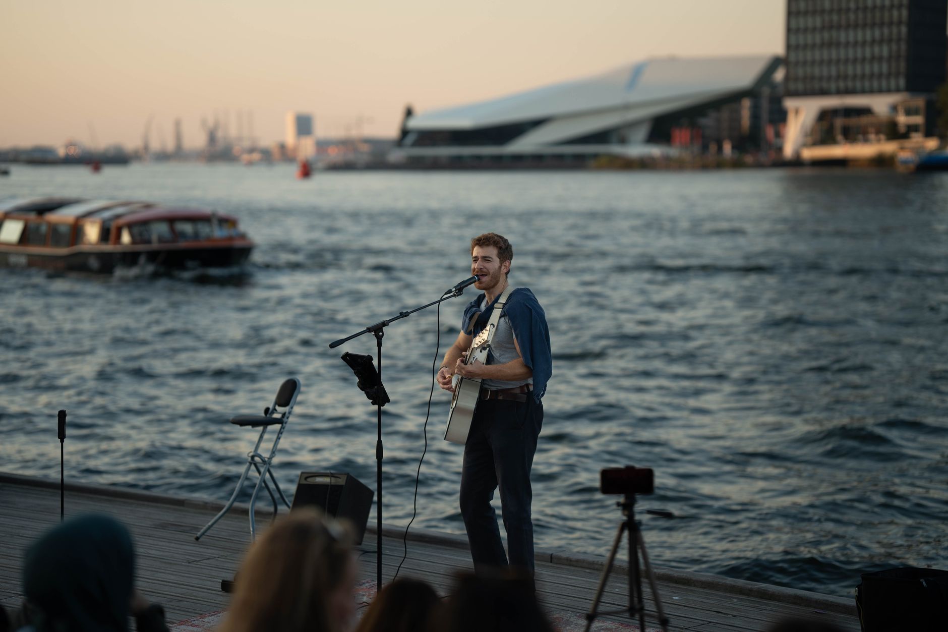 singer guitar warm evening (Photo: Viridiana Rivera / Pexels)