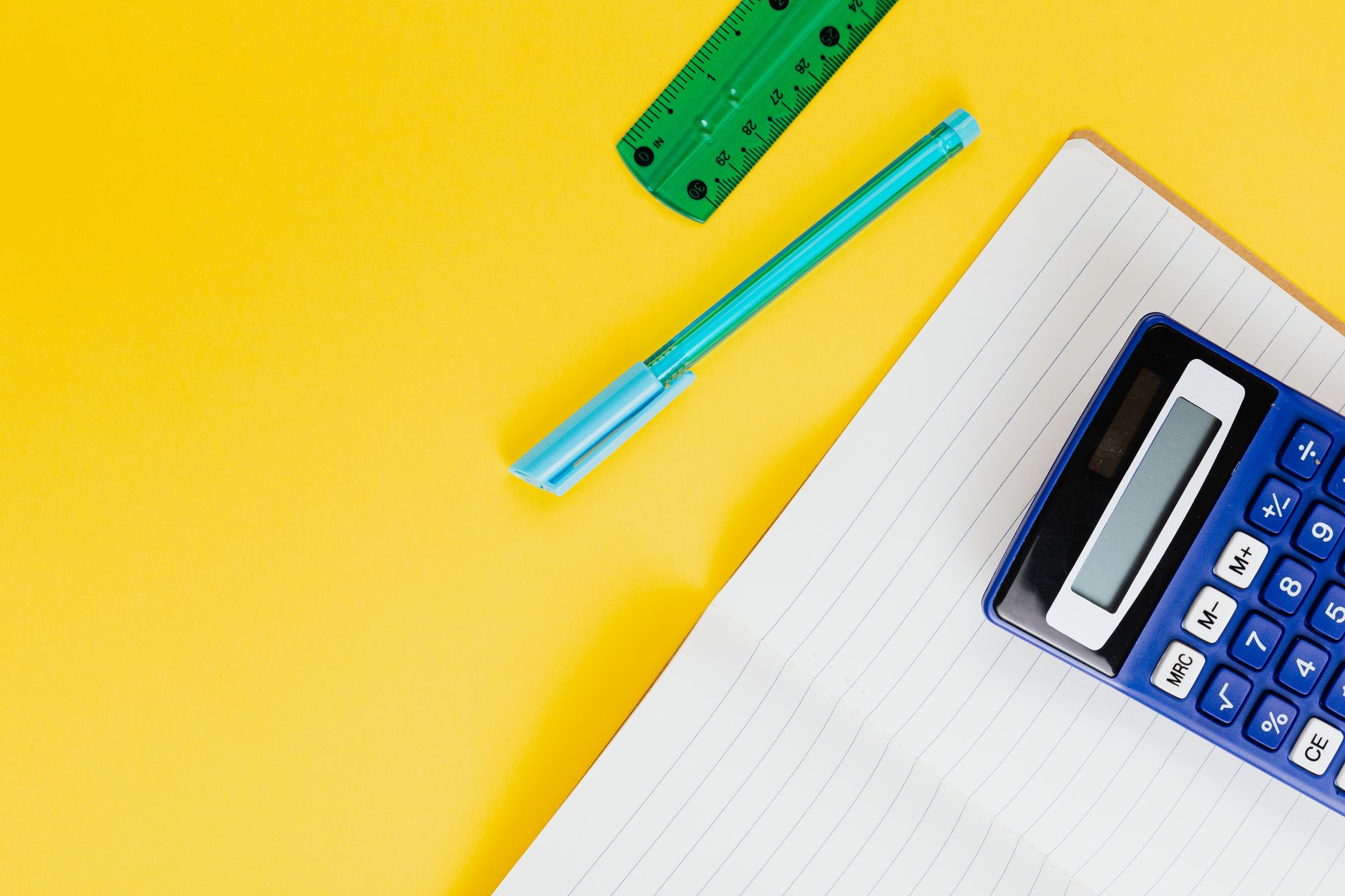 calculator and notebook (Photo: https://kaboompics.com/ / Pexels)