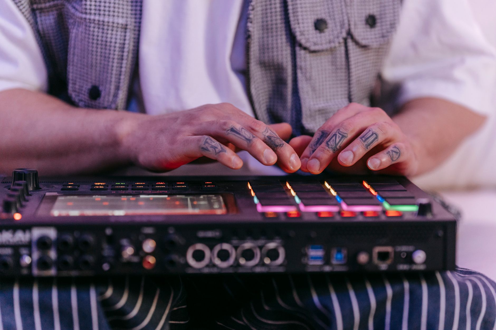 young producer making beats (Photo: Anna Pou / Pexels)
