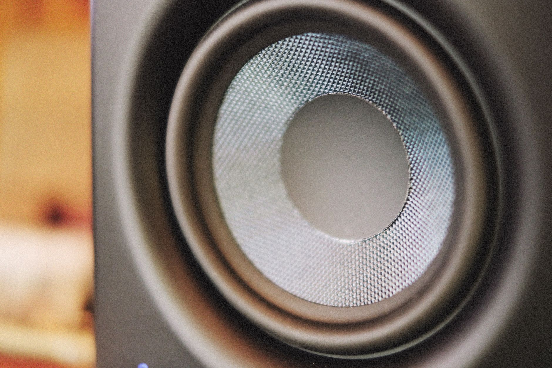 studio monitor speakers listening (Photo: Alexey Demidov / Pexels)