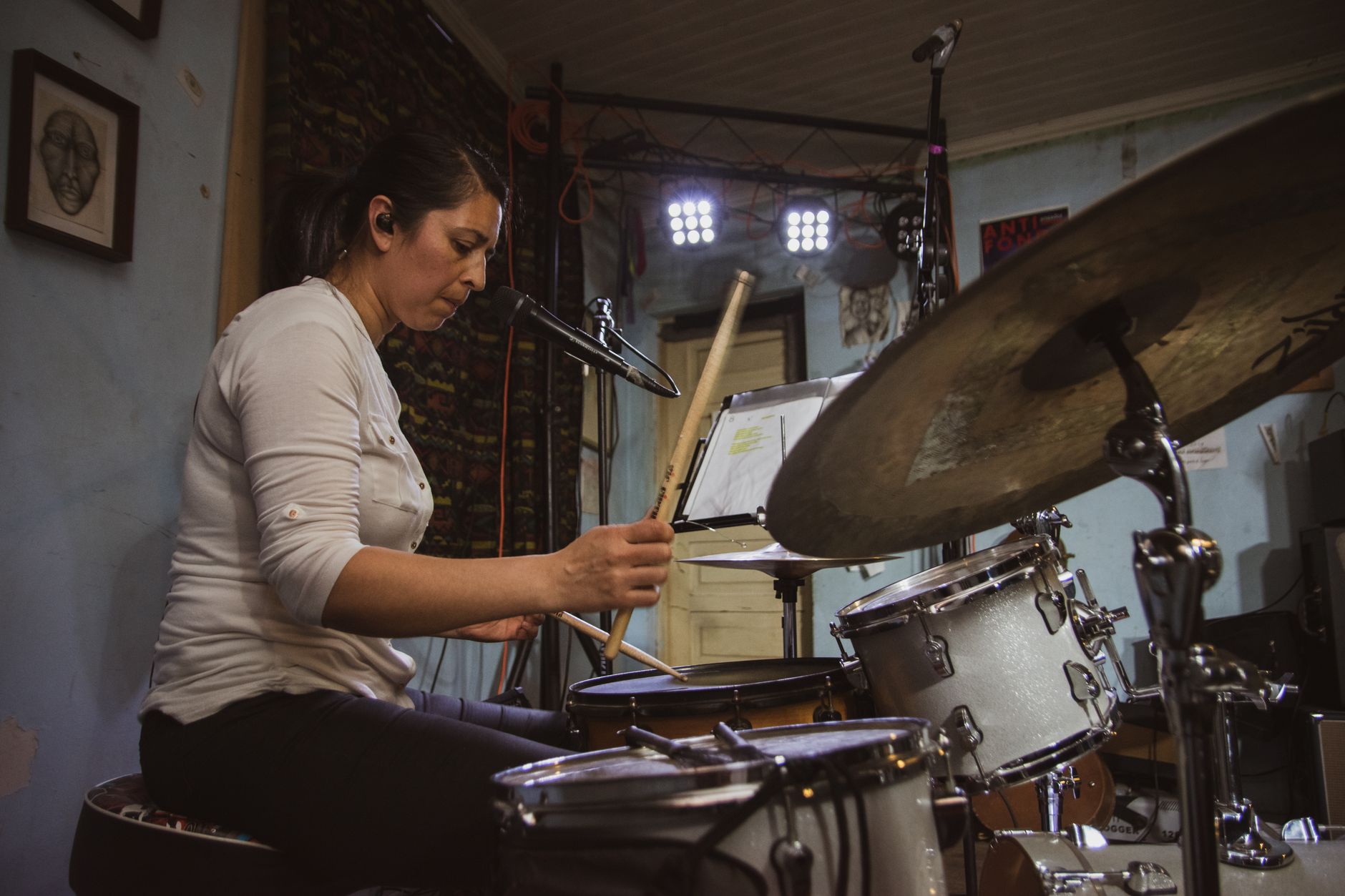 rehearsal studio room drums (Photo: Nicolas Arroyo / Pexels)