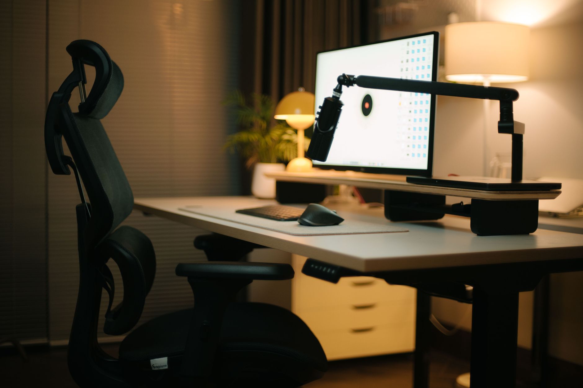 microphone stand arm clamp (Photo: Alpha En / Pexels)